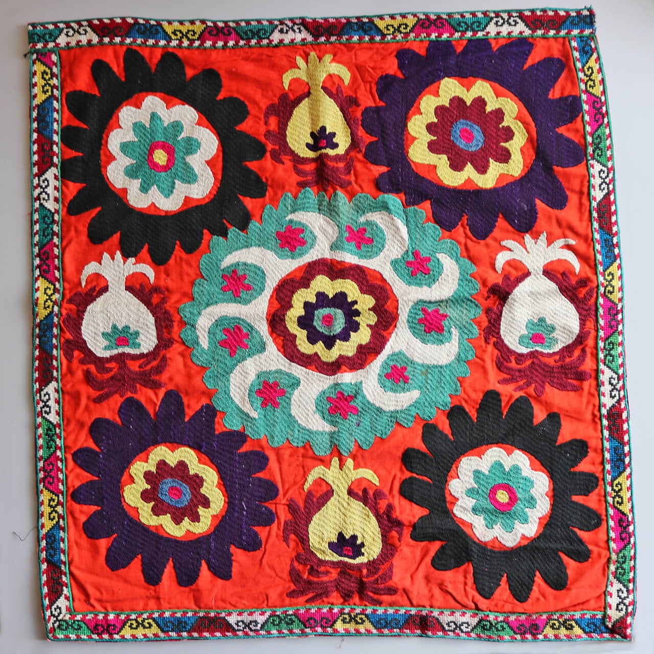 1点もの】スザニ刺繍 手刺繍 クロス ザクロ 花 太陽 オレンジ 紺色系