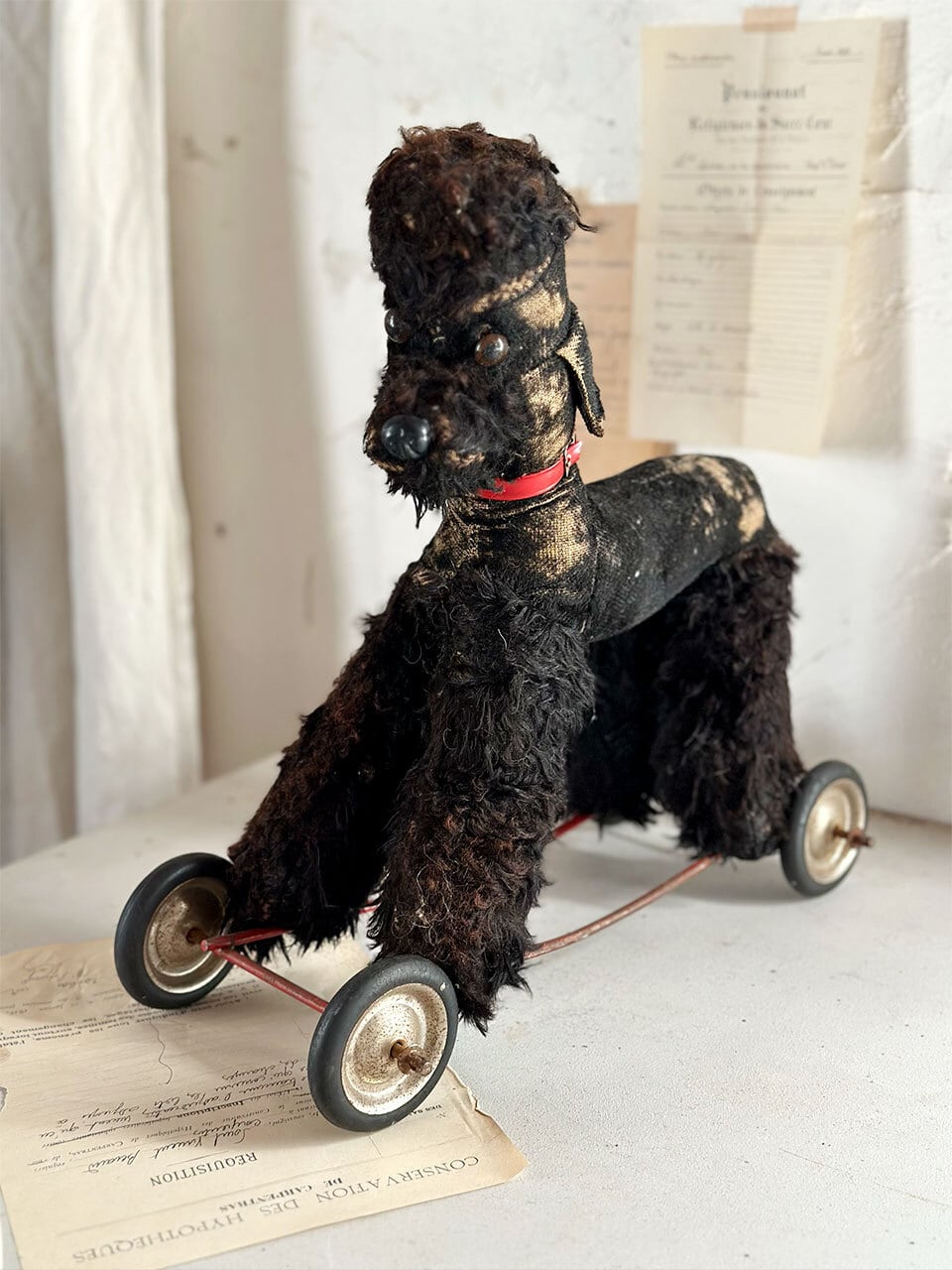 車輪付き 黒プードルのぬいぐるみ | Brocante de La Cocotte