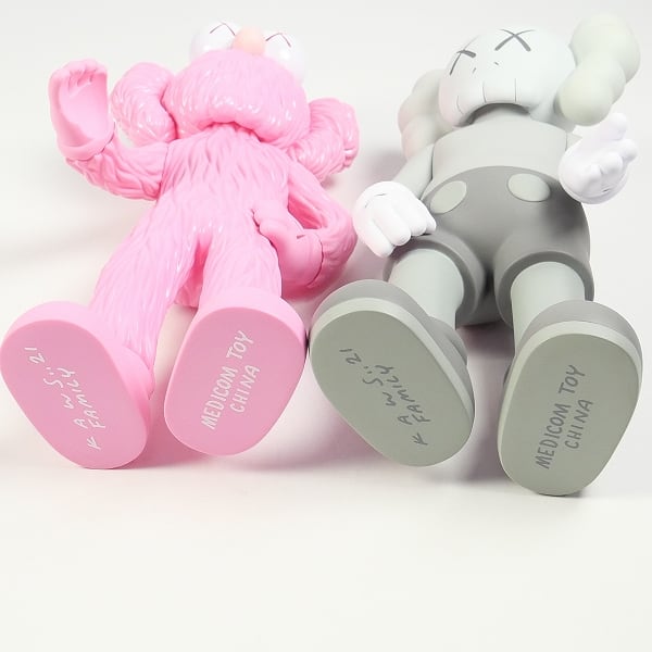 KAWS FAMILY GREY⁄PINK⁄FLUORO PINK KAWS FAMILYファミリーピンクGREY