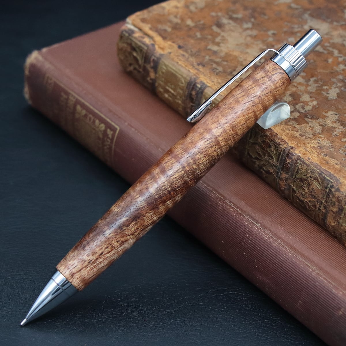 牛皮】お待たせいたしました。木軸 手作り 木のシャープペンシル 牛皮