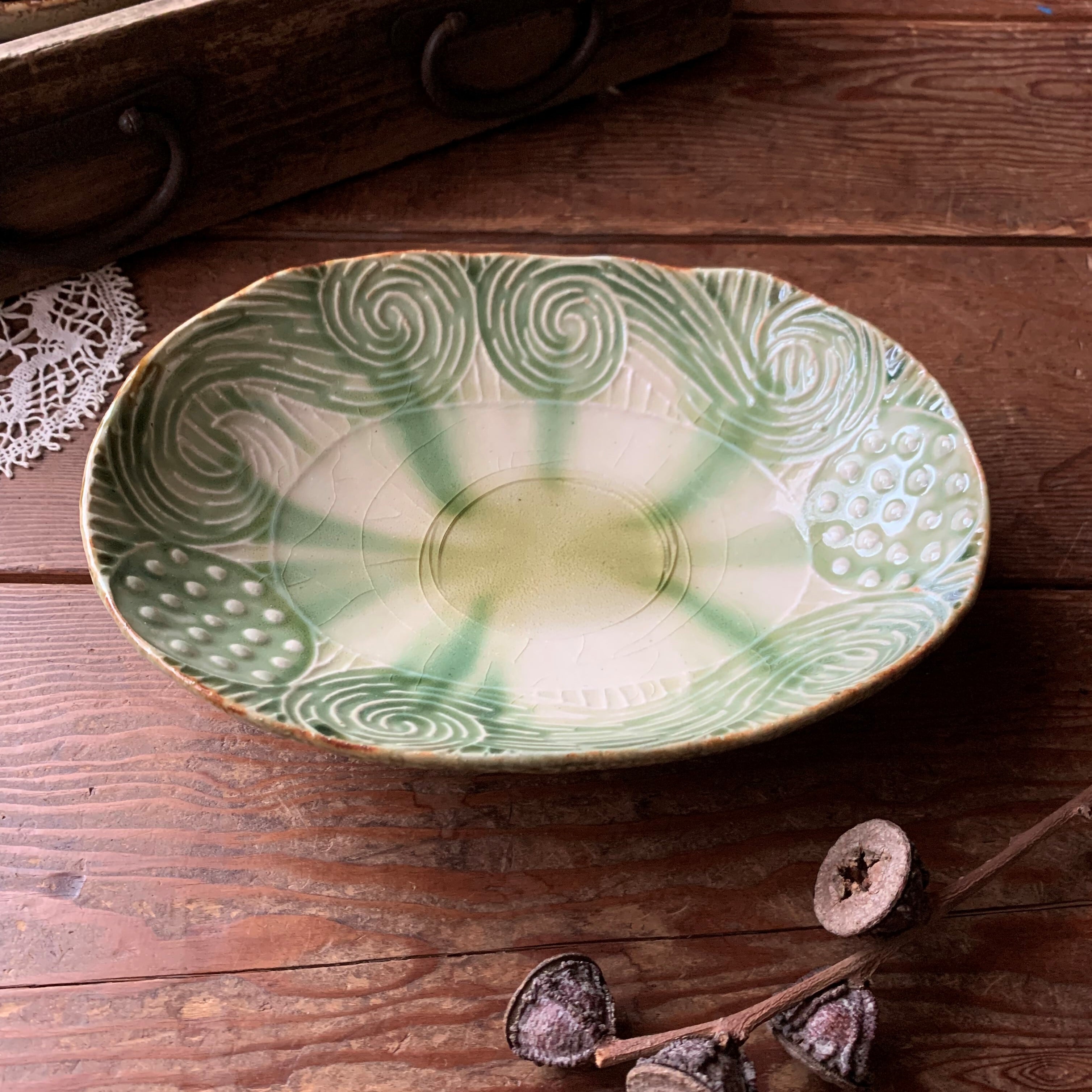 笠間焼】 佐藤りぢゅう 楕円足付鉢（刻文）22㎝ 緑灰釉 | Feel