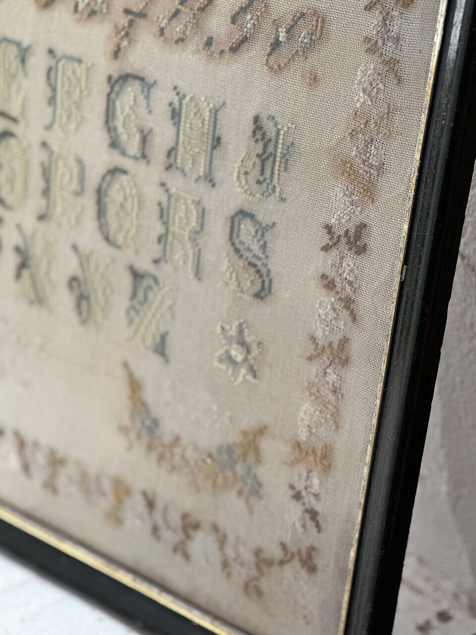 刺繍サンプラー アルファベット 額縁 額装 ガラス 大 | Brocante de La