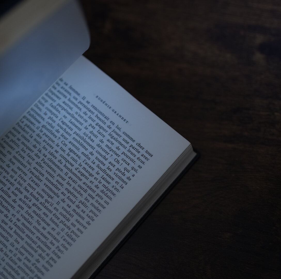 ゴールドの装飾が素敵な青色の洋書 古書 ヴィンテージ インテリア