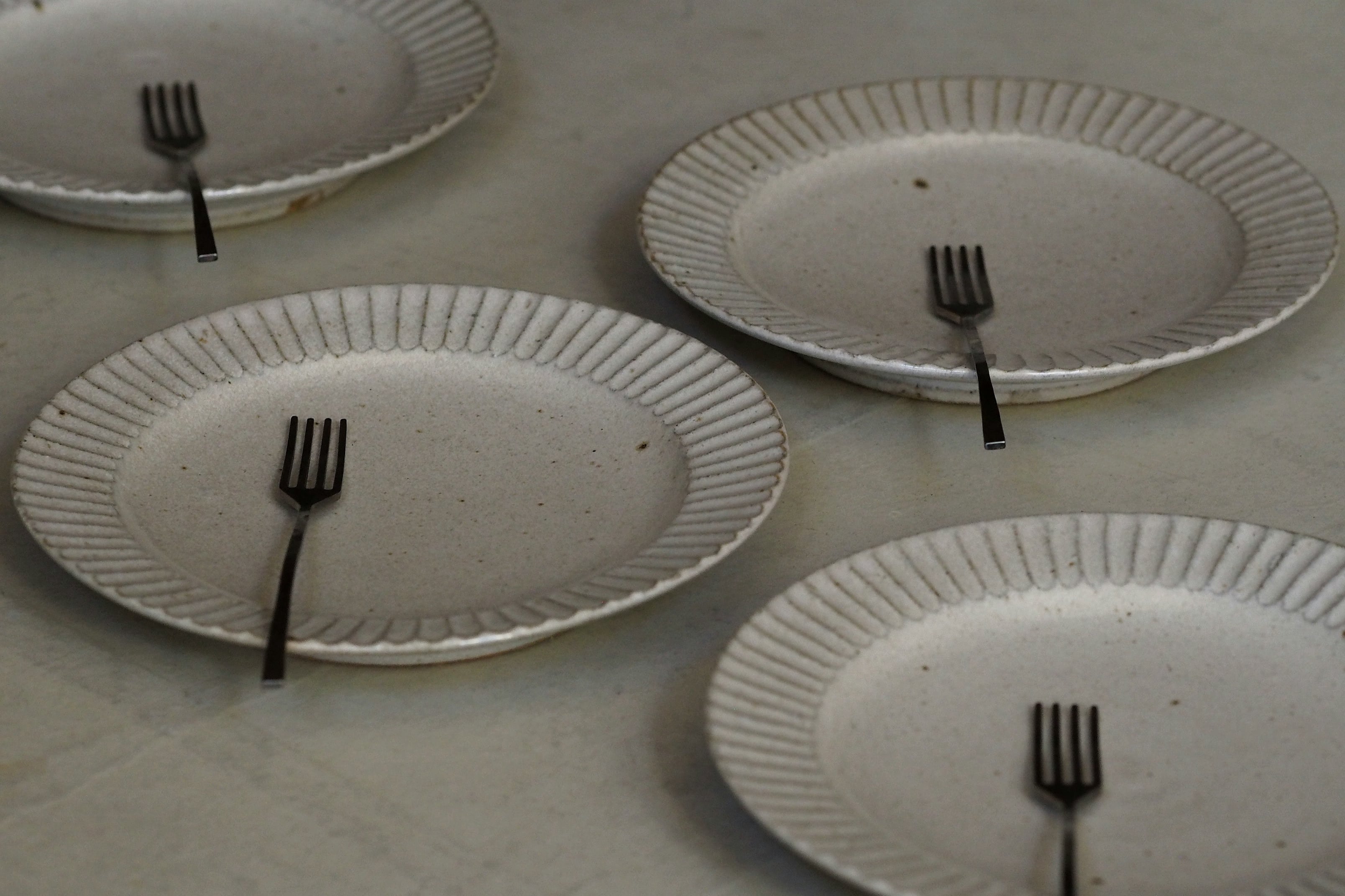 余宮隆 69.白濁釉鎬リム皿（SS） | 陶屋なづな