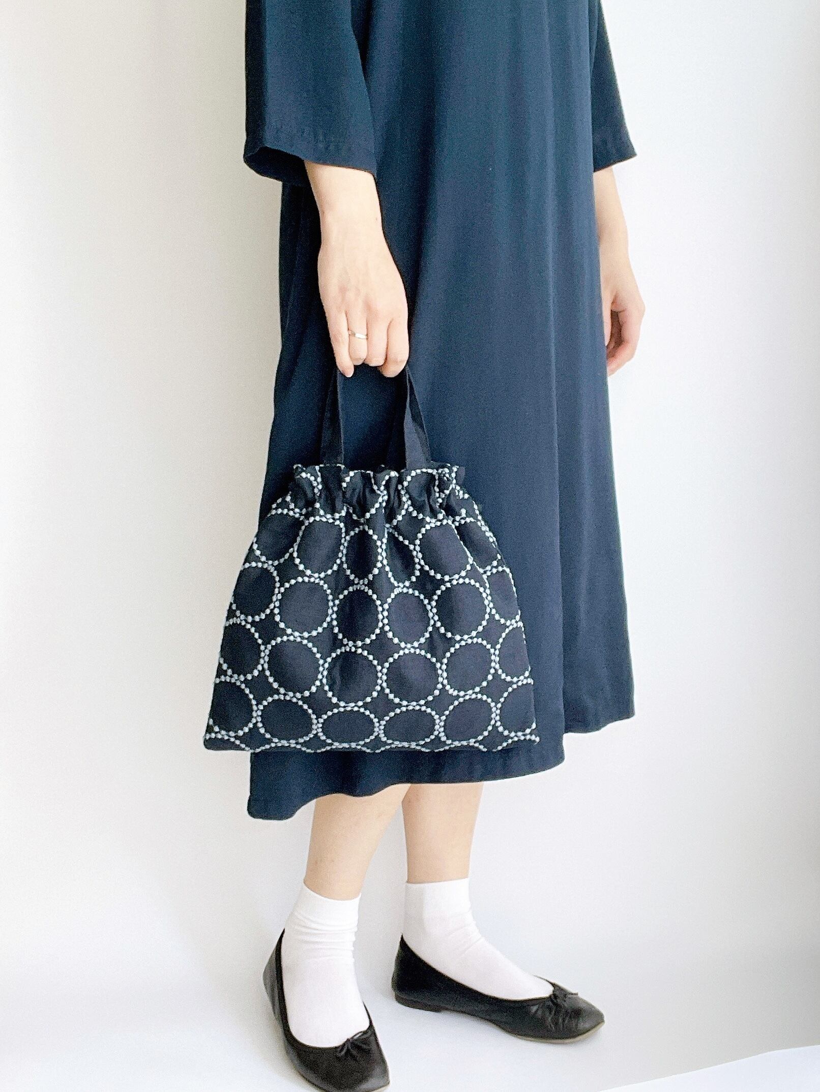 巾着ゴムバッグ(ミナペルホネン タンバリン)ネイビー | くらしこ