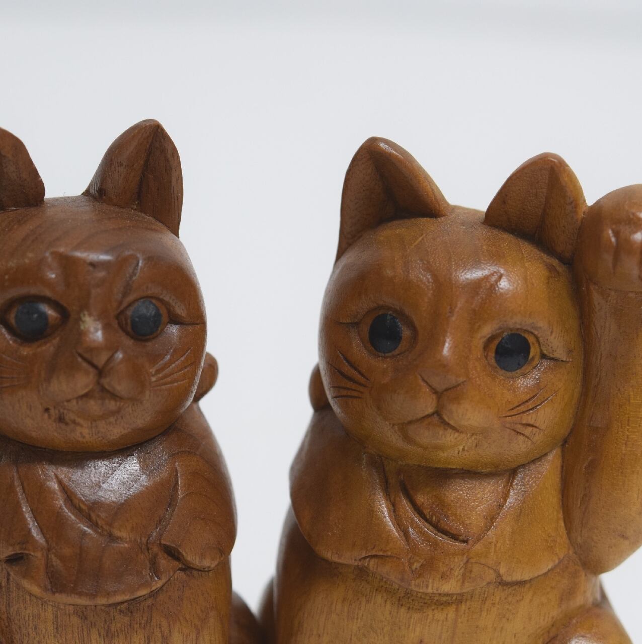木彫招き猫 右手上げ、左手上げペア 木彫り置物 ねこ 縁起物 | 一丁目