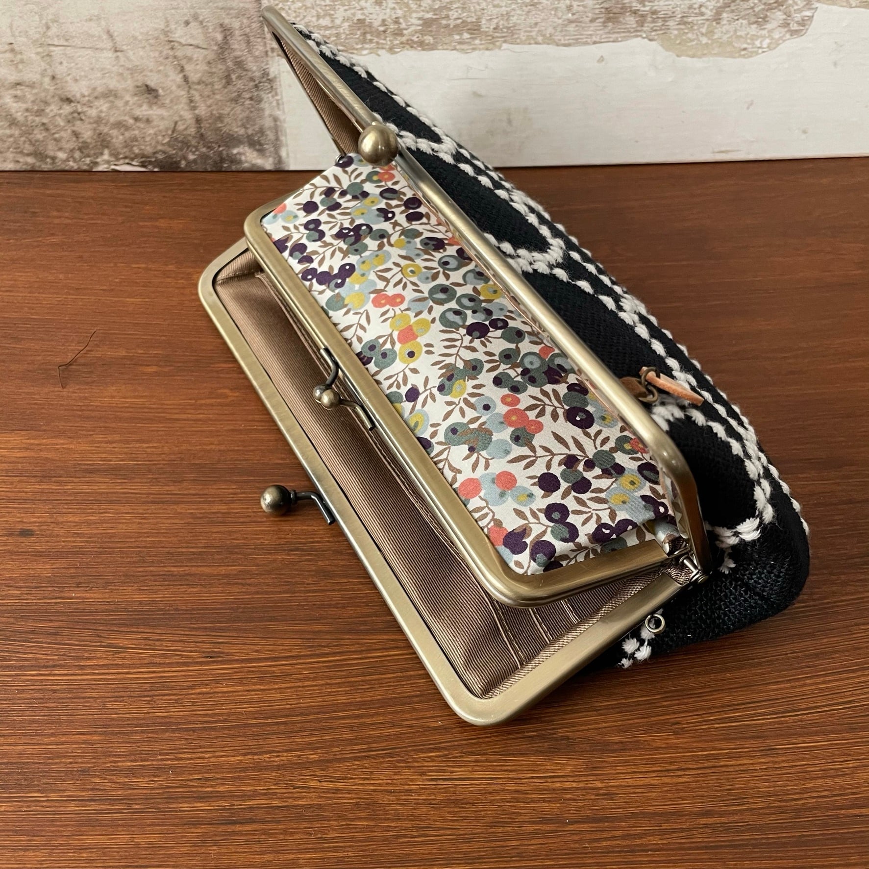 受注製作】ミナペルホネン タンバリン ネイビー×ホワイト がま口長財布