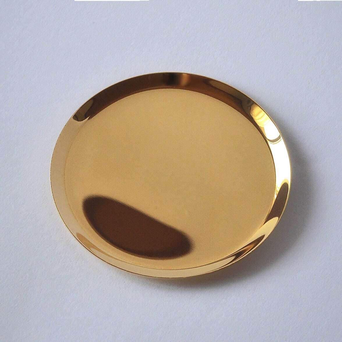 シンプルデザイン真鍮トレイ》真鍮のラウンドトレイ（φ90mm）つや