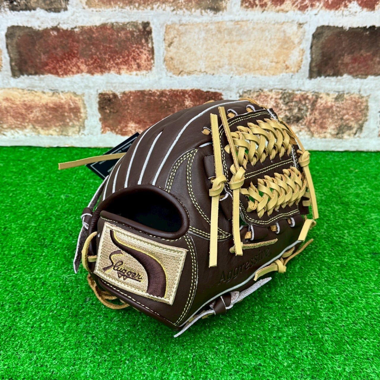 ファイテング原田のサイン付き ミニグローブ。【年号不明 紐切れ有り