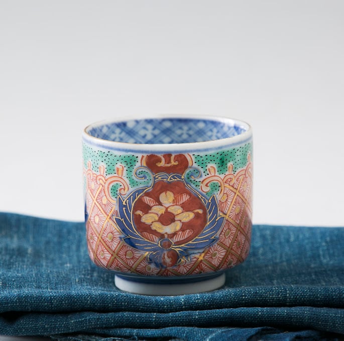 伊万里 のぞき猪口 色絵金彩 覗 盃 おちょこ 酒器 窓絵 牡丹 経菱 四方