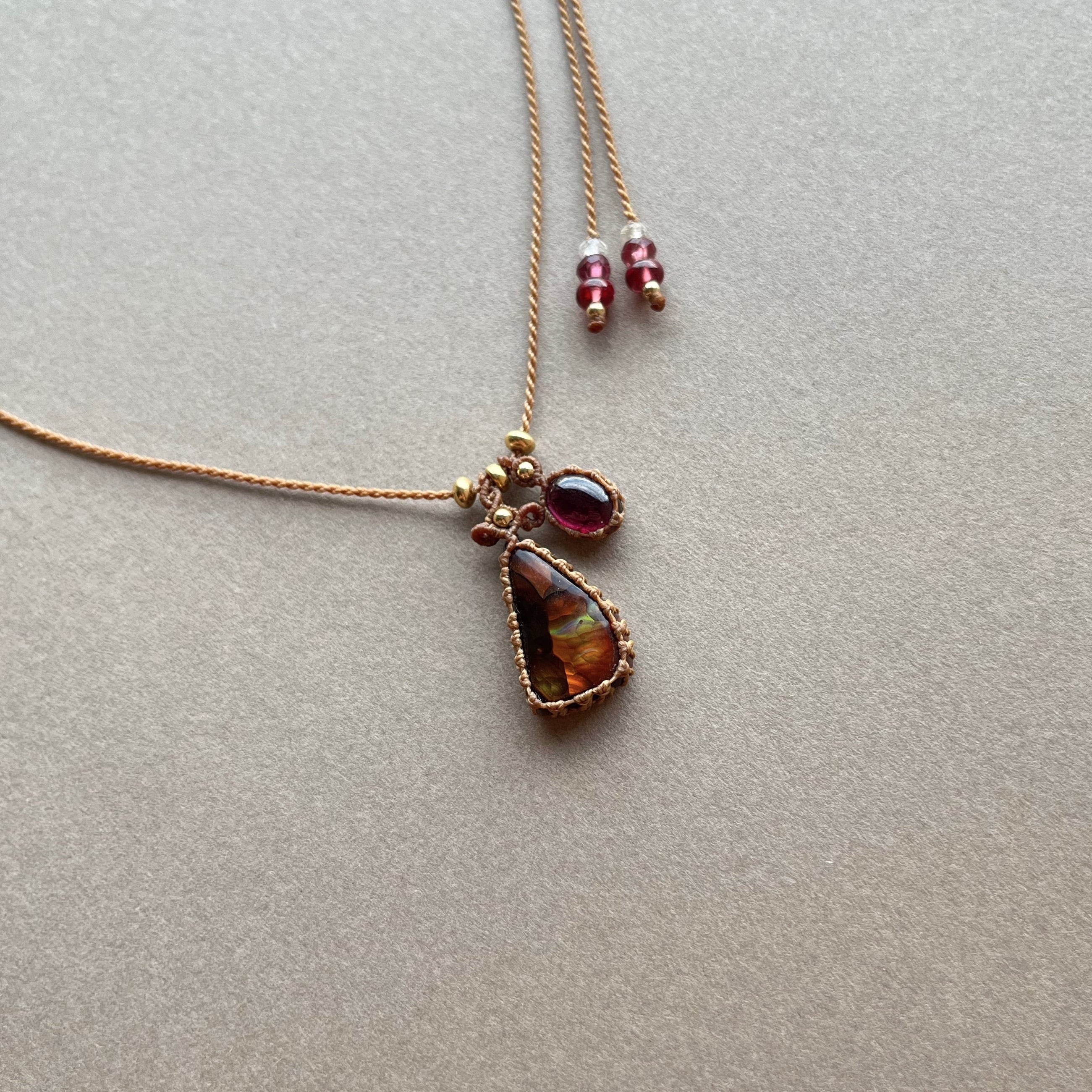 ファイヤーアゲートとガーネットのマクラメ編み 天然石ネックレス