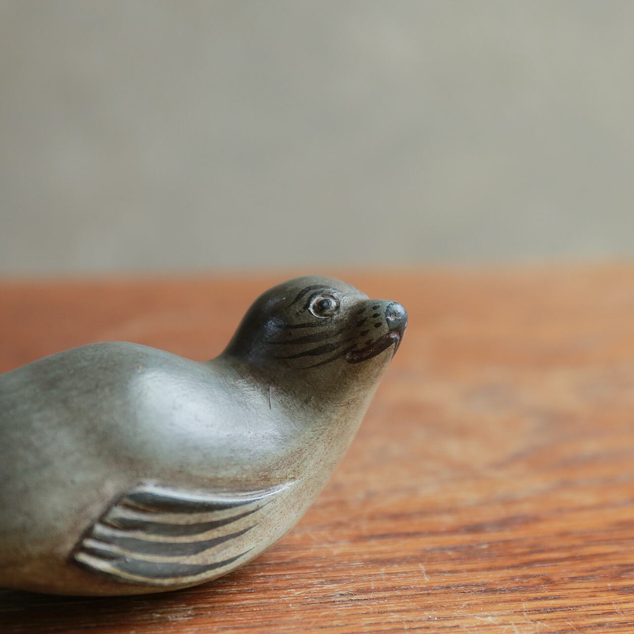 遠くを見つめて微笑む、木彫りのアザラシ 1 | 木と、輝と。| 一点もの