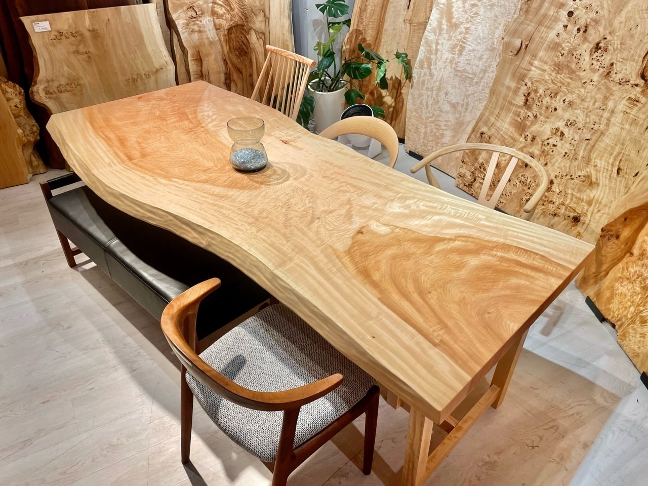 Premium】栃（トチ）_2350×890-970-880×55_青山店_テーブル天板/一枚板