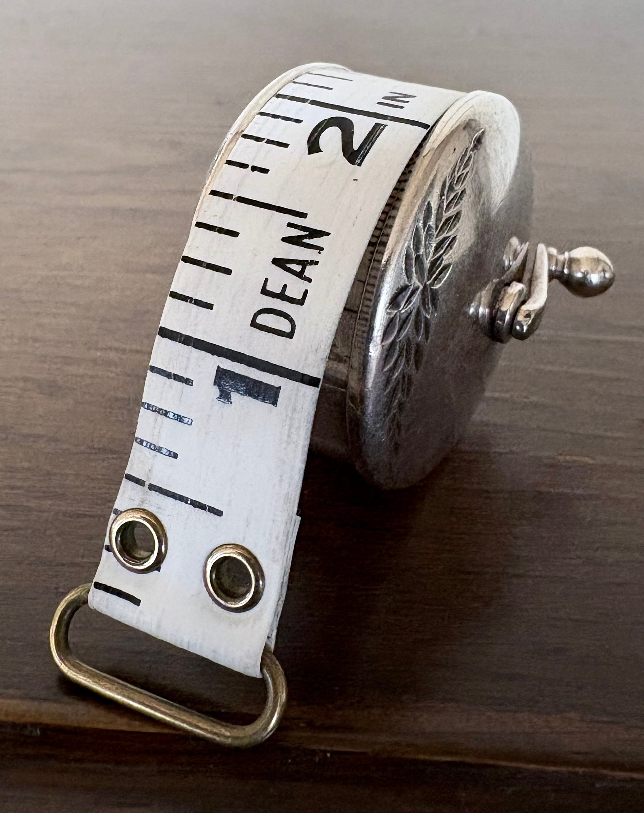 英国アンティーク 手巻きメジャー 彫金装飾 シルバー純銀56g