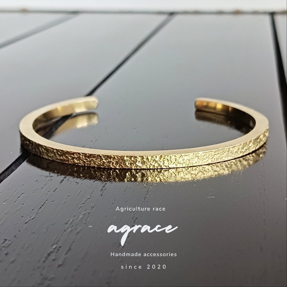 3㎜幅】夕焼けに染まる水面（みなも）槌目 真鍮バングル | AGRACE
