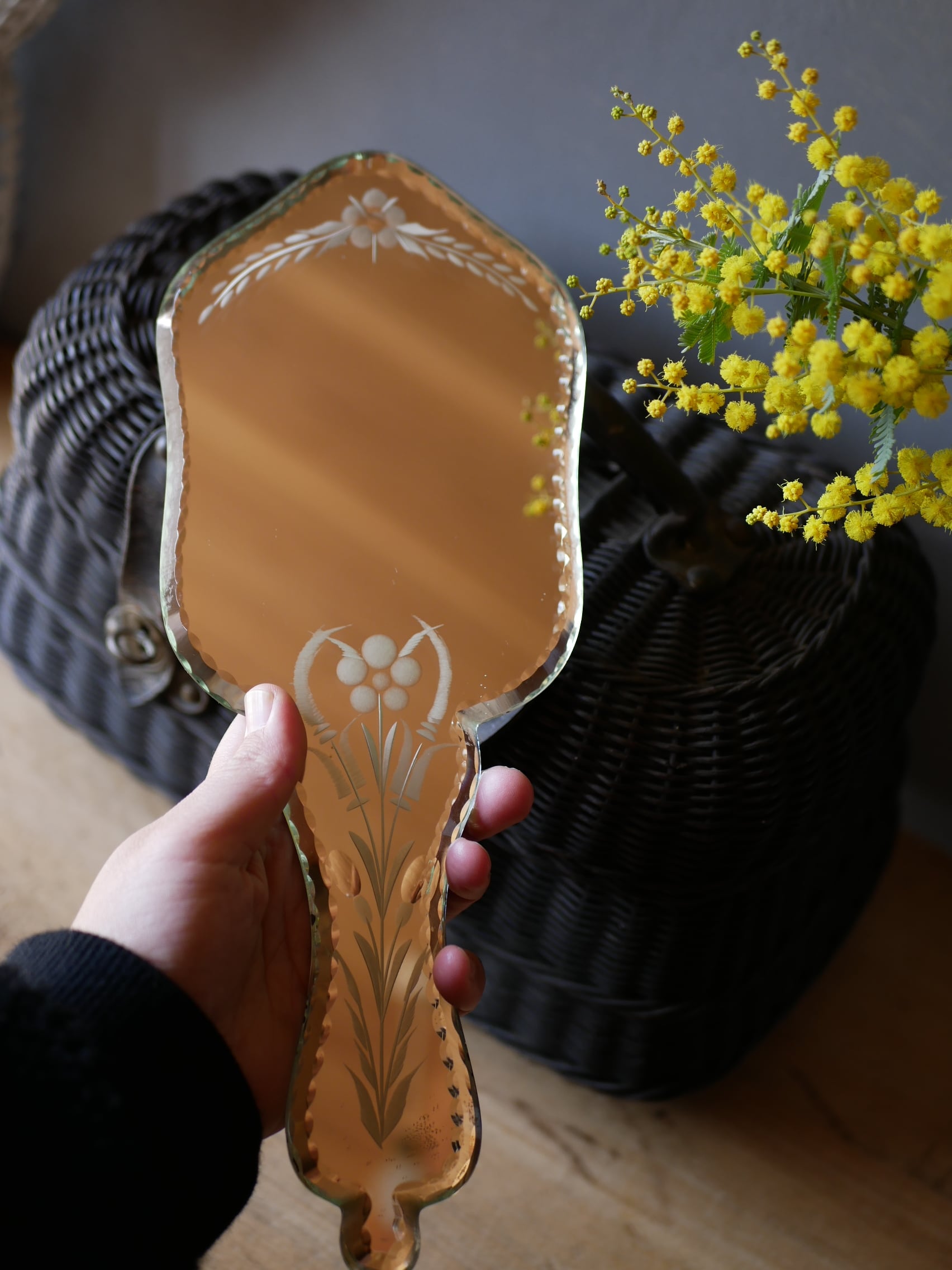 面取りガラス 手鏡 ミラー フランスヴィンテージ アンティークのある