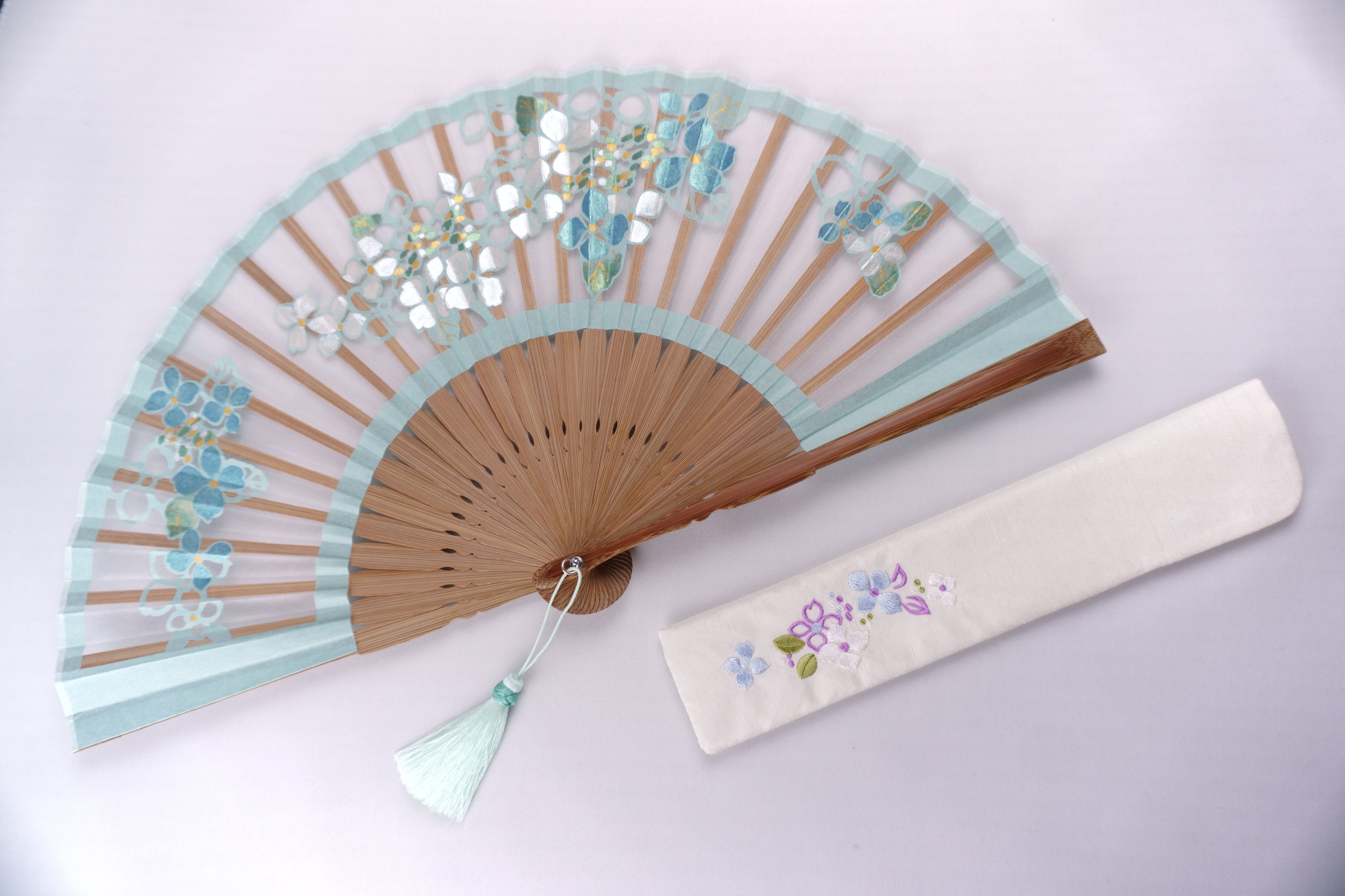 額透かし彫扇 紗月 紫陽花 空 | 紗月扇 京都【オンラインショップ