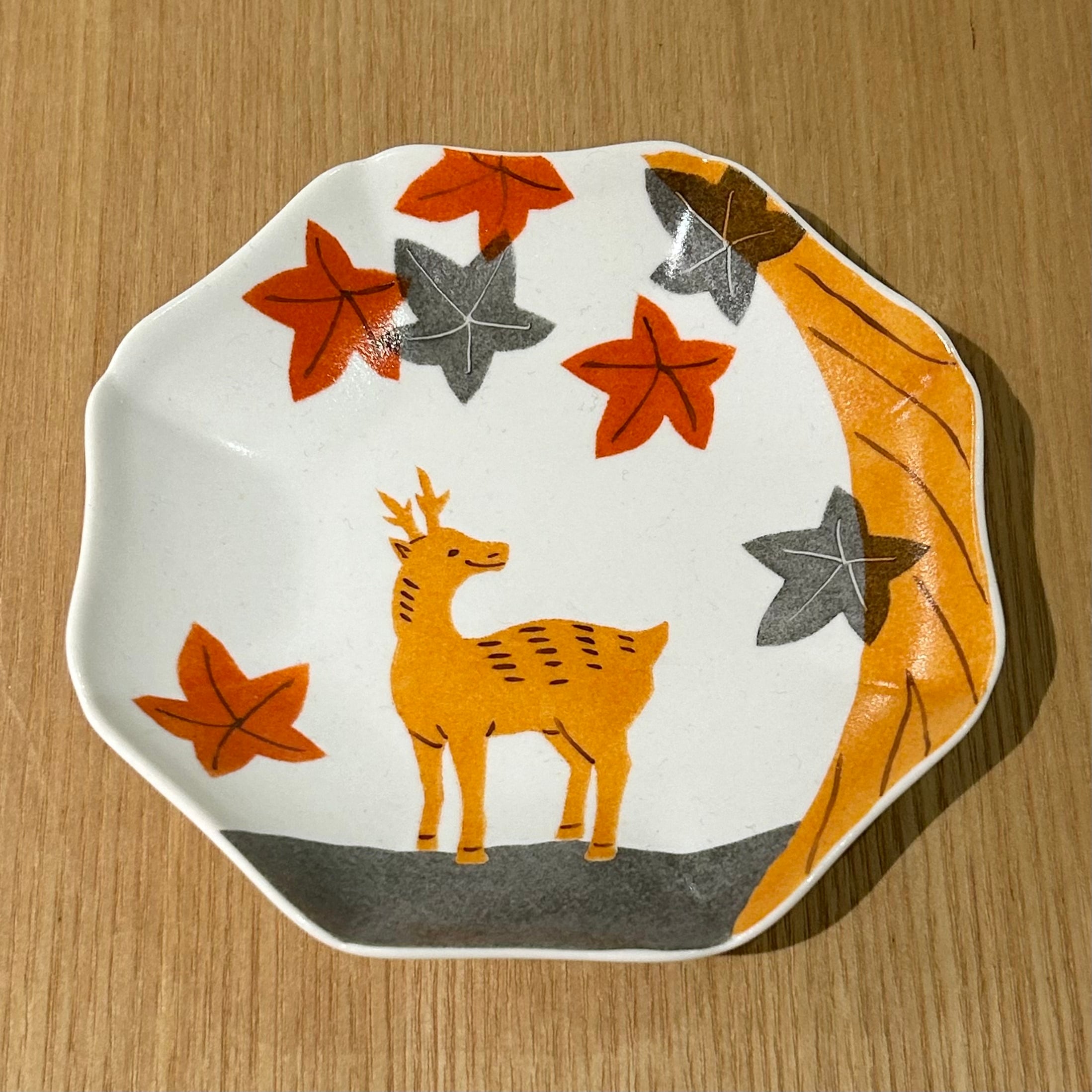 花札柄のお皿 4寸 紅葉に鹿 | 御細工所 produced by 目細八郎兵衛商店