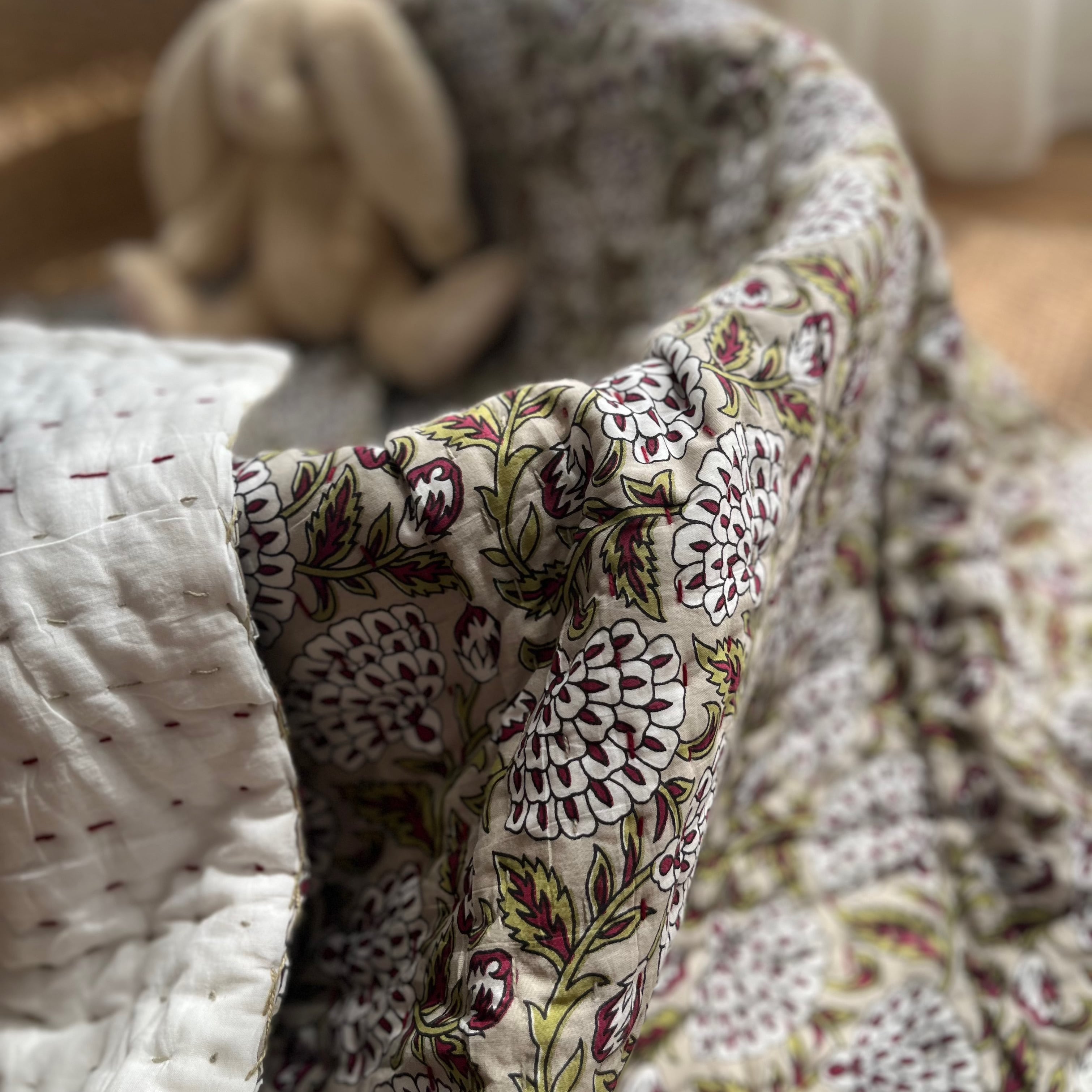 グレージュフラワーおくるみキルト/ブロックプリントキルト | Chai Bebe