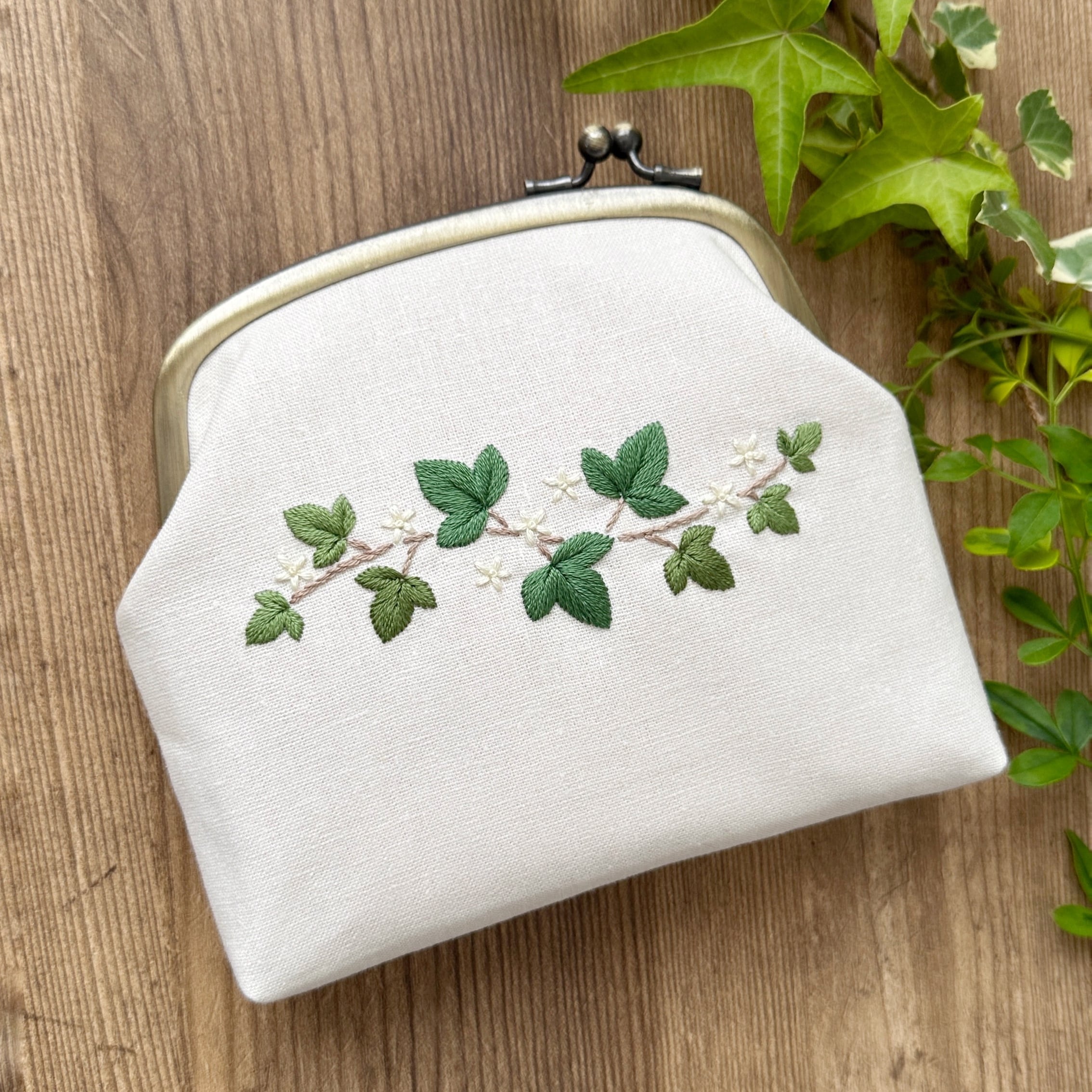 刺繍キット〉アイビーの刺繍がまぐち | Marguerite刺繍教室