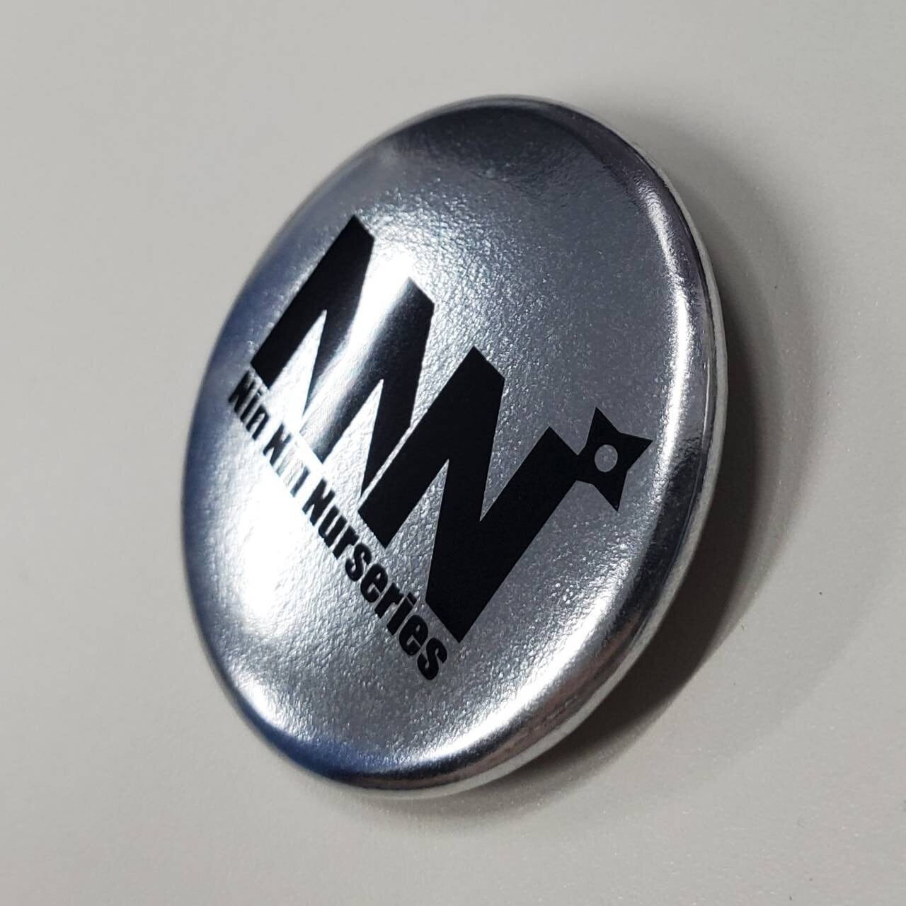 g002_NNN缶バッジ（シルバー） | Dyckia Maniax （ディッキア