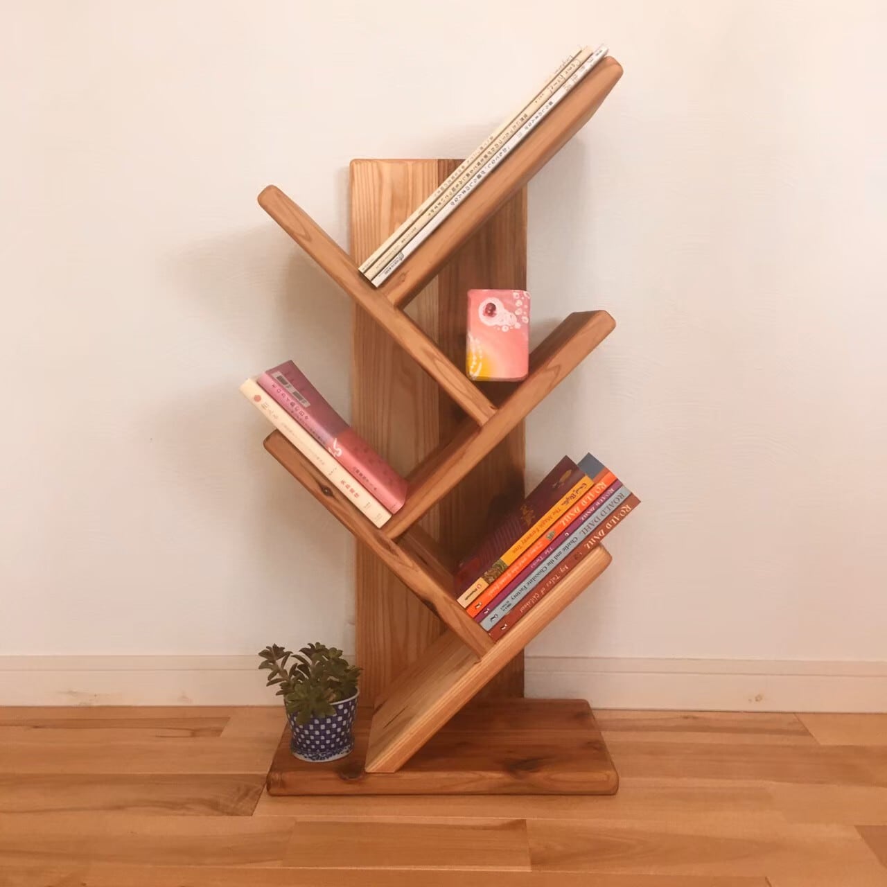 国産杉の無垢材を使用】 角が丸く安心安全 ツリー型 ブックシェルフ