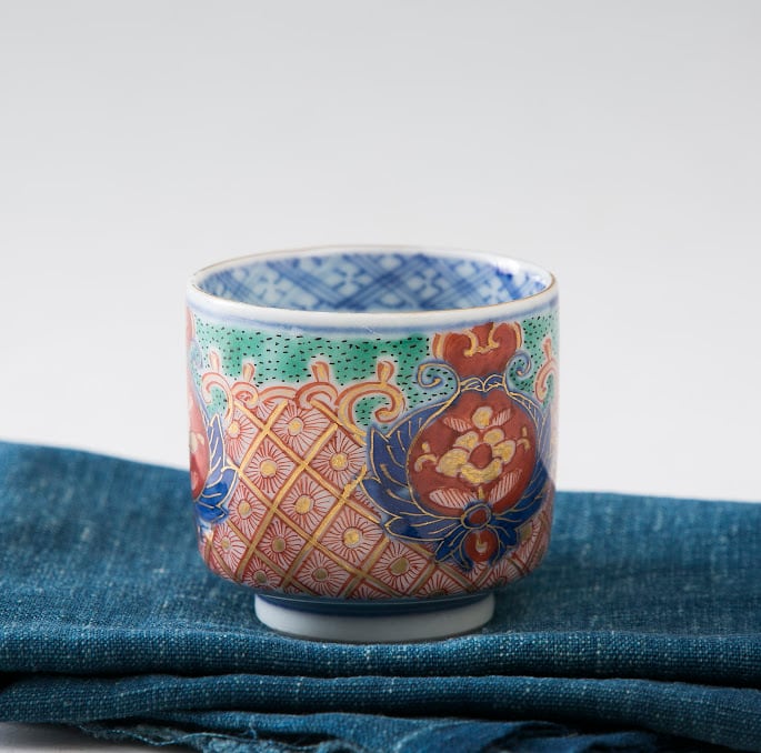 伊万里 のぞき猪口 色絵金彩 覗 盃 おちょこ 酒器 窓絵 牡丹 経菱 四方