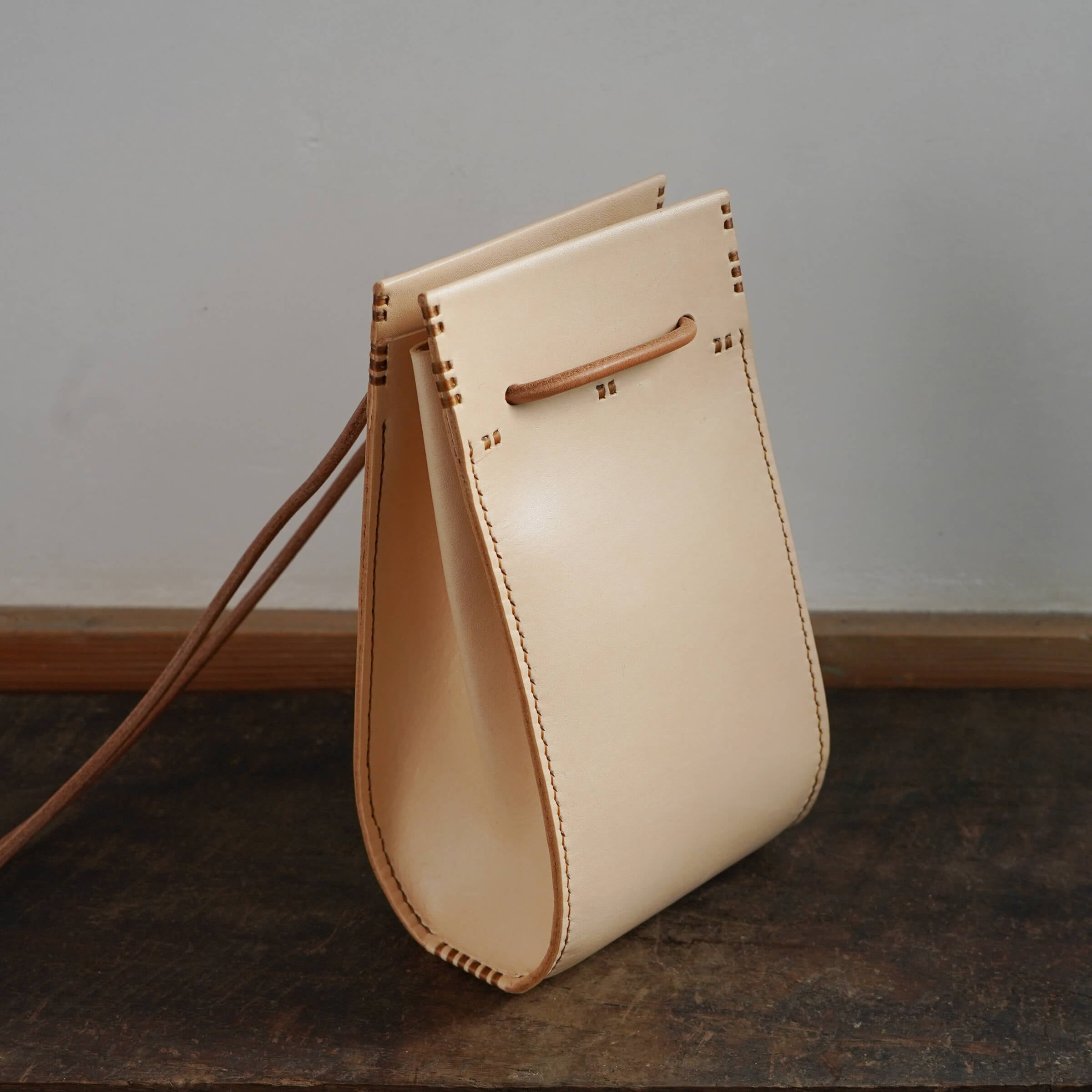 肩掛け袋 牛ヌメ革 | lore + needles / ロー・アンド・ニードルズ