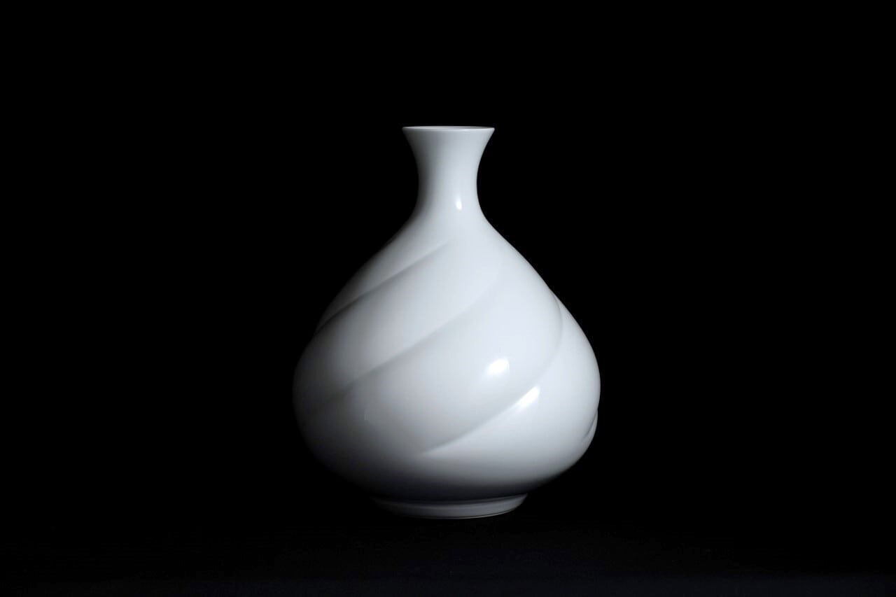 井上萬二作】白磁線鶴首花瓶 | 井上萬二窯 INOUE MANJI KILN