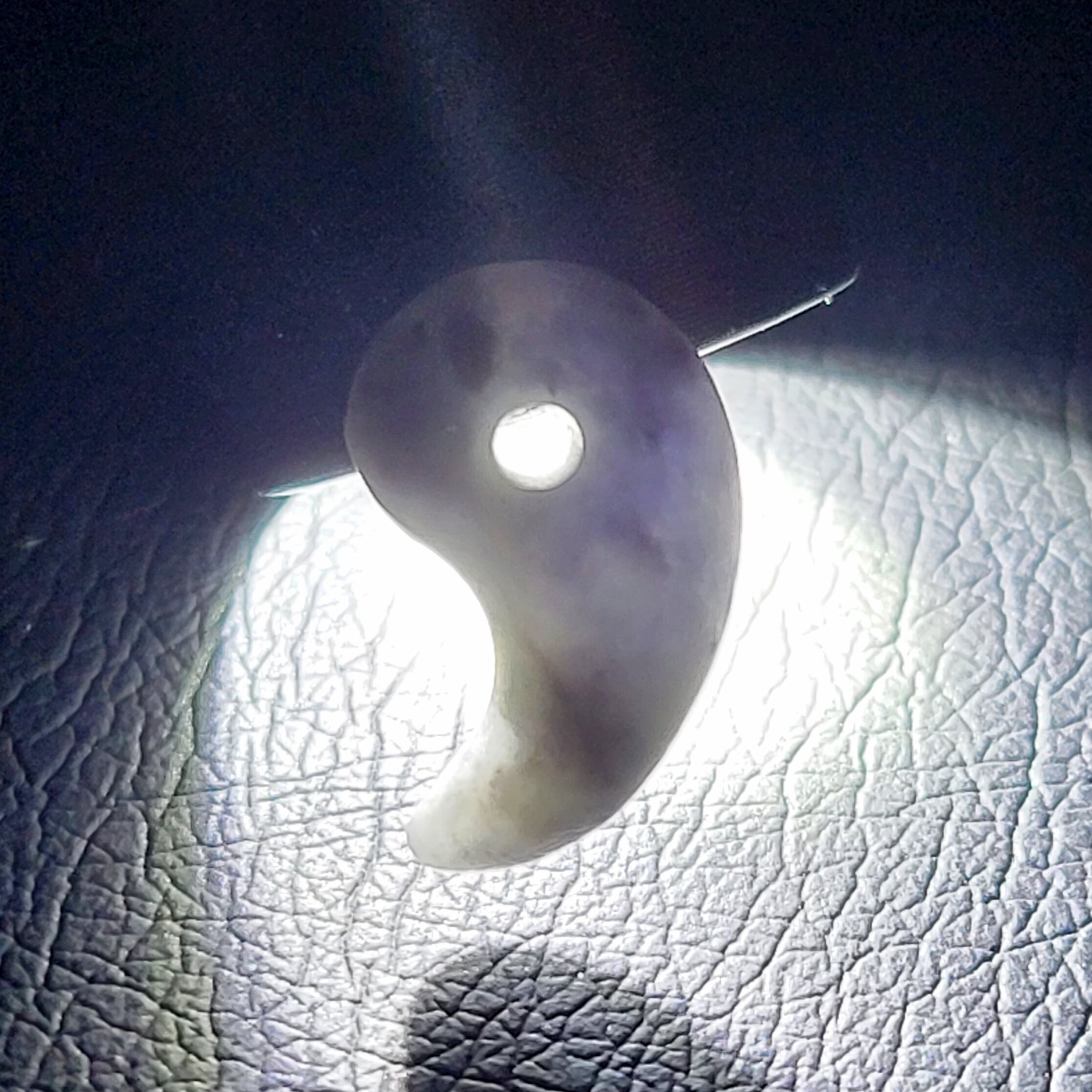 ラベンダー 糸魚川翡翠勾玉 BMT0333 | 糸魚川翡翠工芸家 赤羽可行BASE