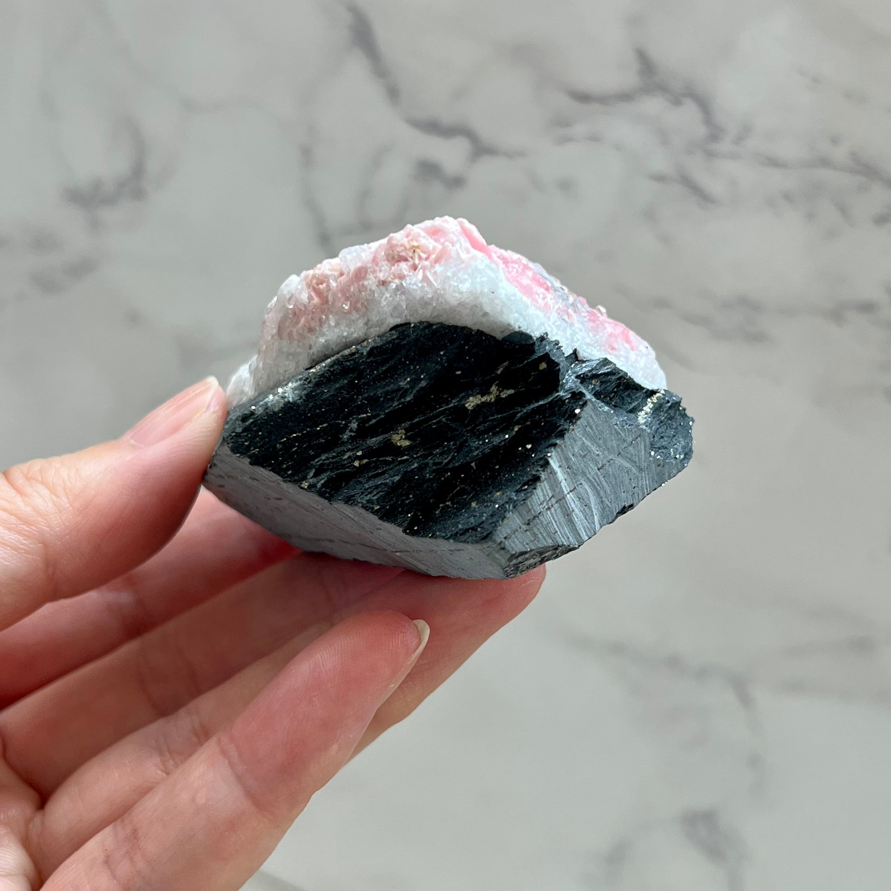 透明感のあるピンク色のロードクロサイトが水晶、スティルバイト