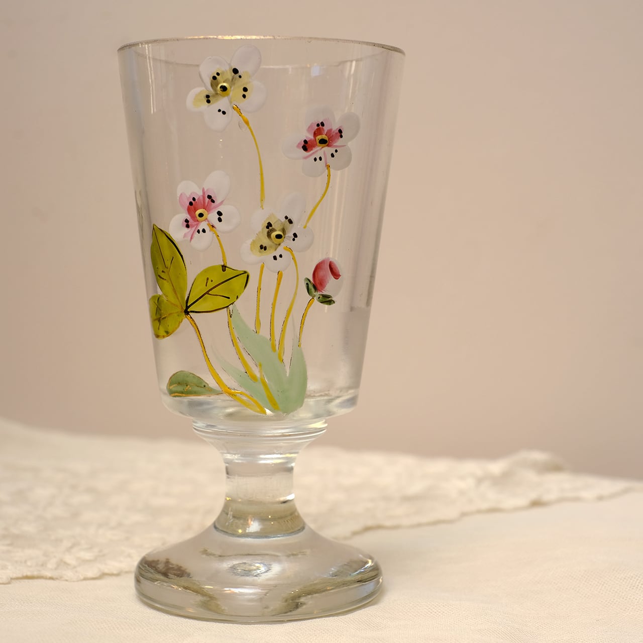 エナメル彩 花と蕾のゴブレット（アンティークボヘミアンガラス