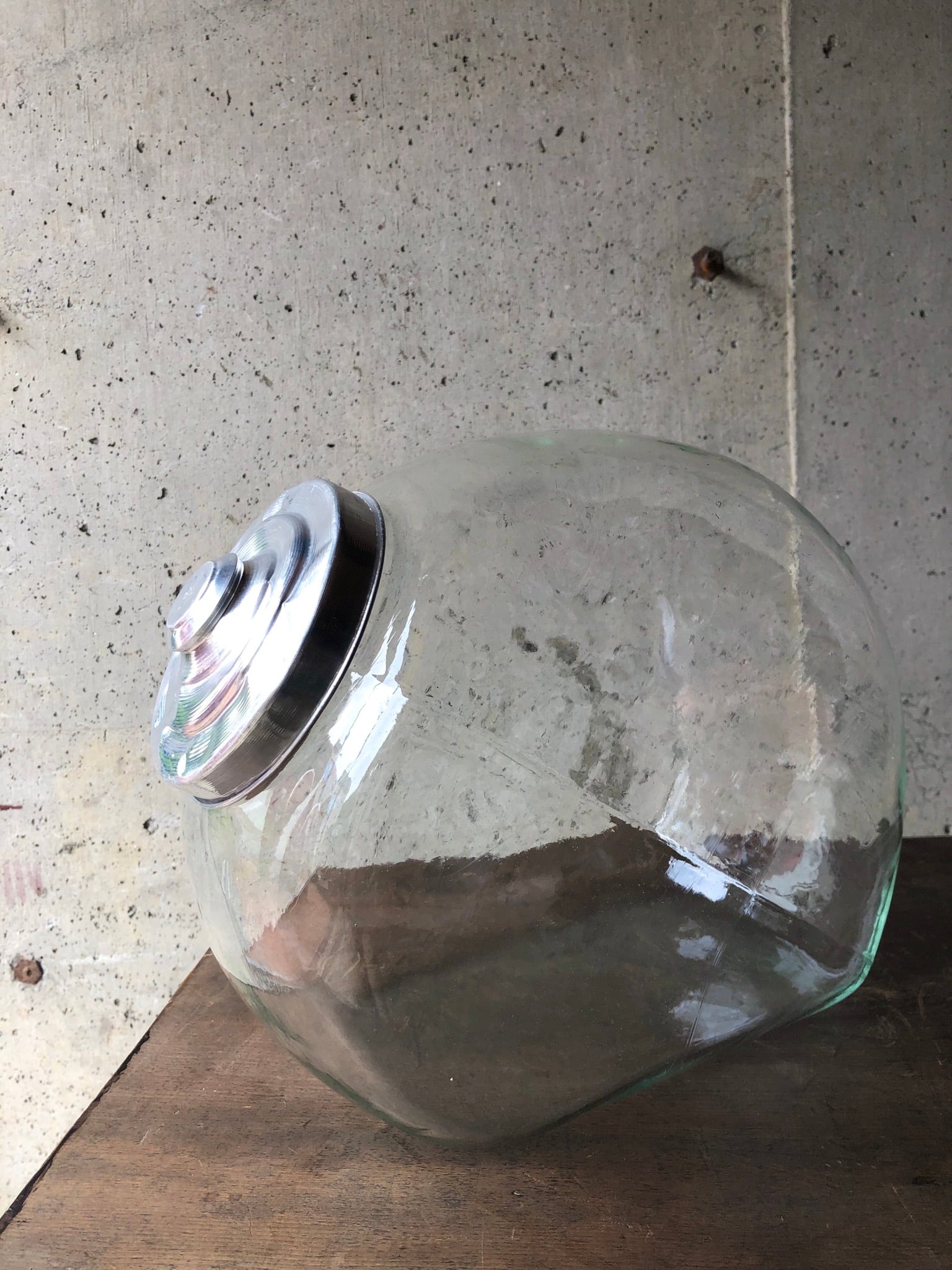 昭和レトロ 古い硝子 ガラス瓶 大きい 猫瓶 気泡ガラス アルミ蓋 お