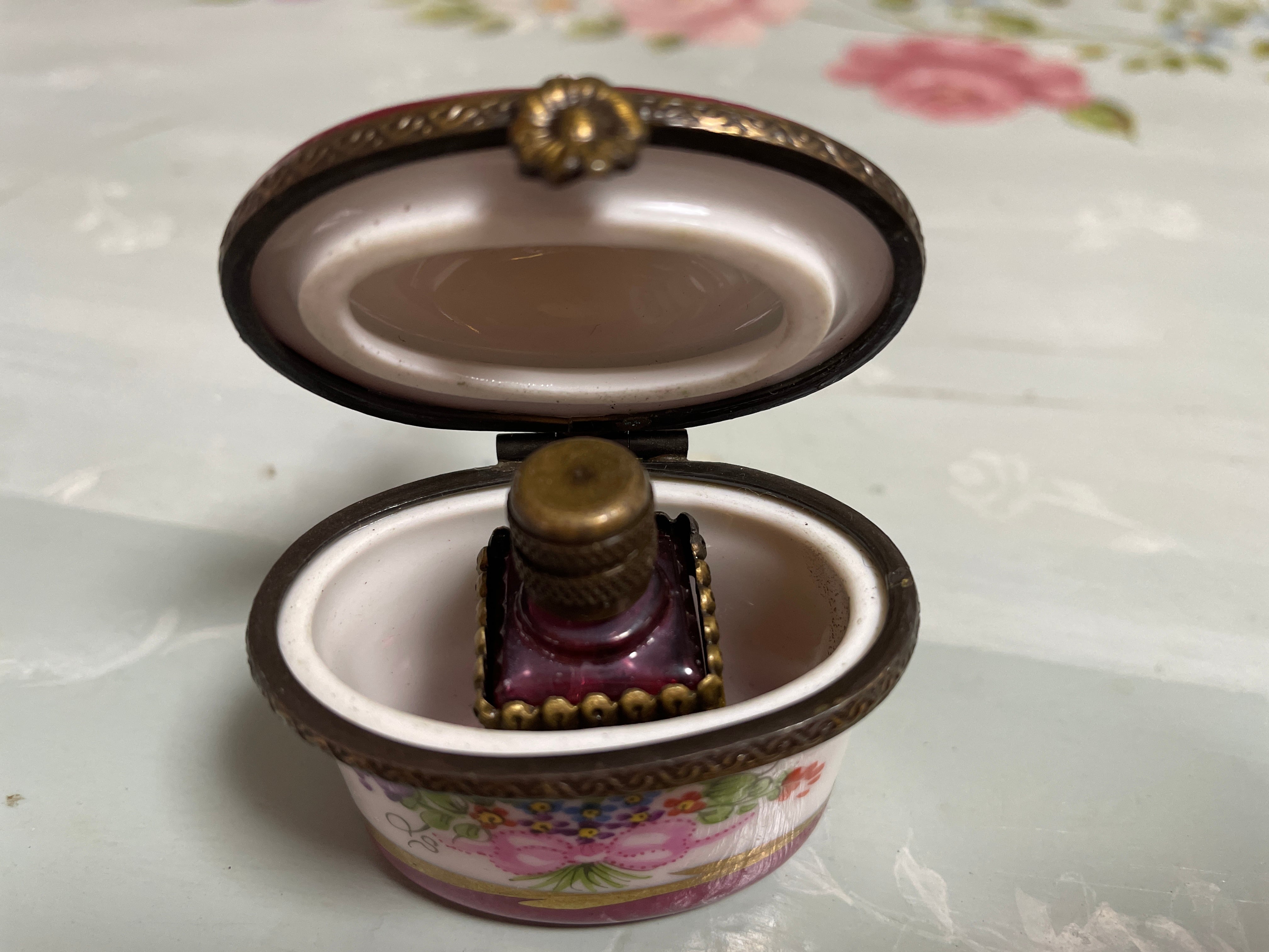 フランスリモージュ黒色金装飾波状蓋ボックス 10.5 センチ9センチ