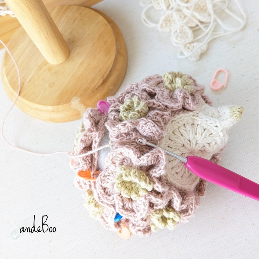 andeBoo：立体花モチーフつなぎのハリネズミ かぎ針編み モチーフ