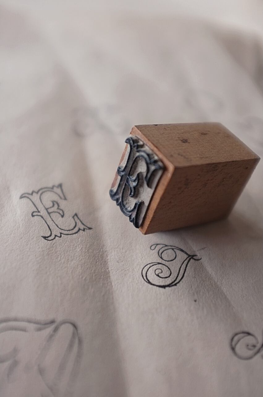 フランス 2.3c 突起物のあるEとモノグラムと刺繍用スタンプ