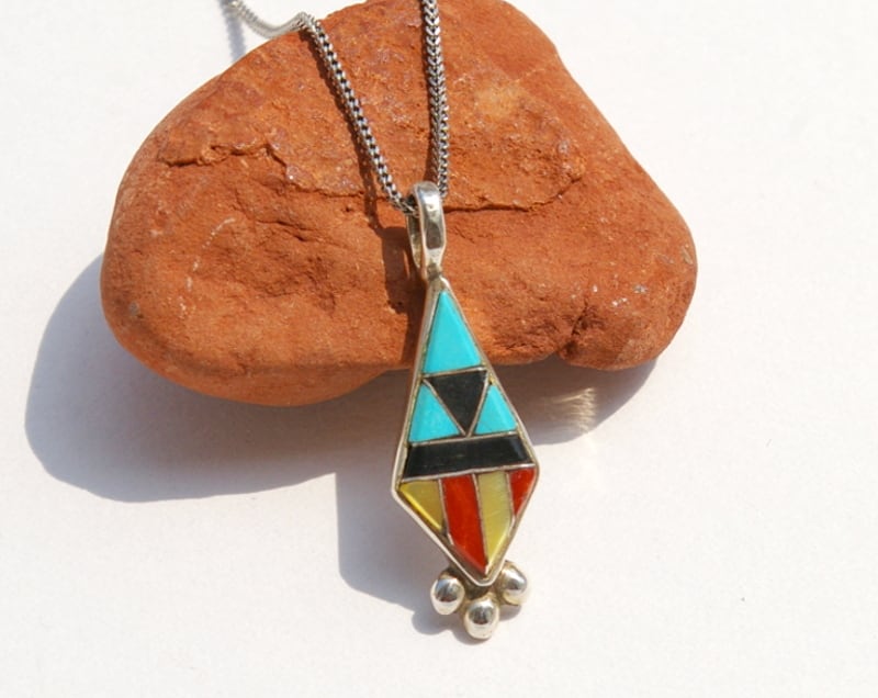 ズニ族 ヴィンテージ マルチカラーインレイ エンブレム型ペンダント