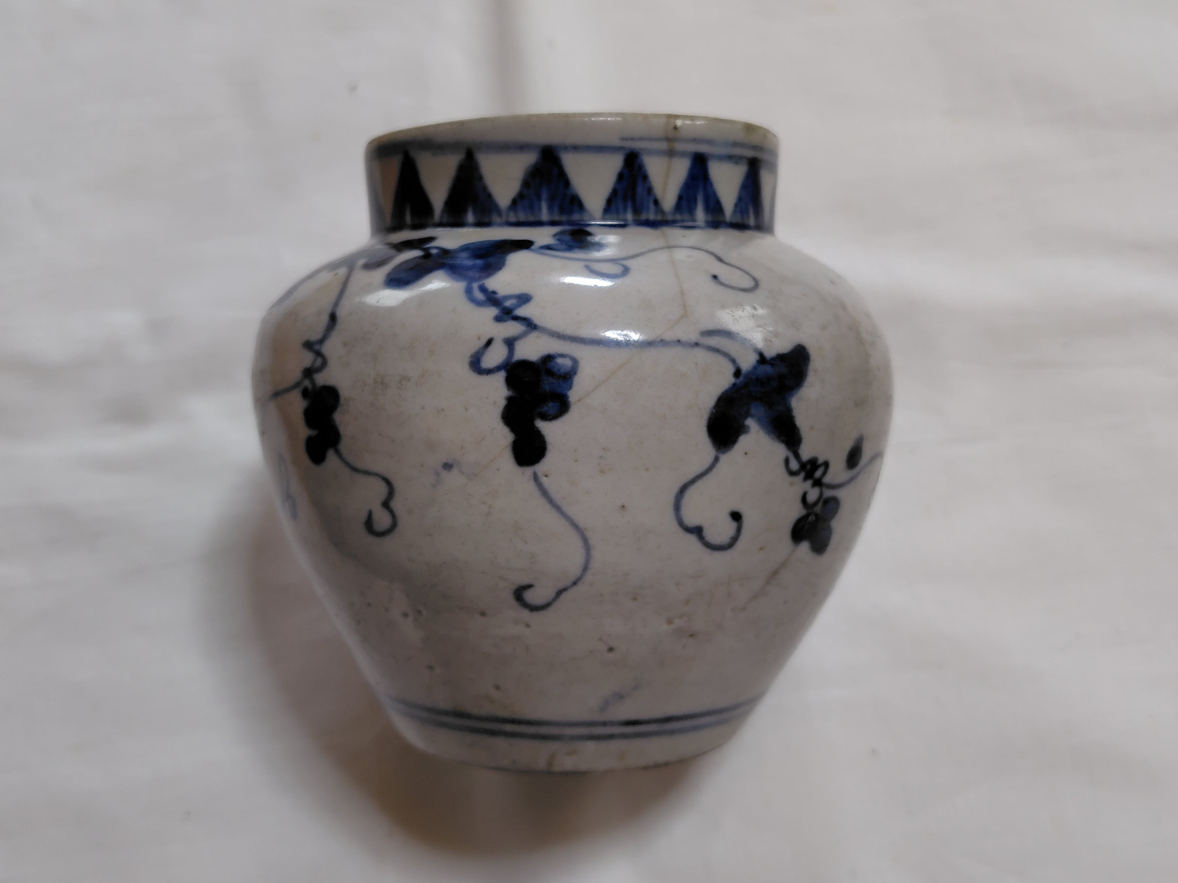 初期伊万里葡萄紋壺 | 古美術みよしや