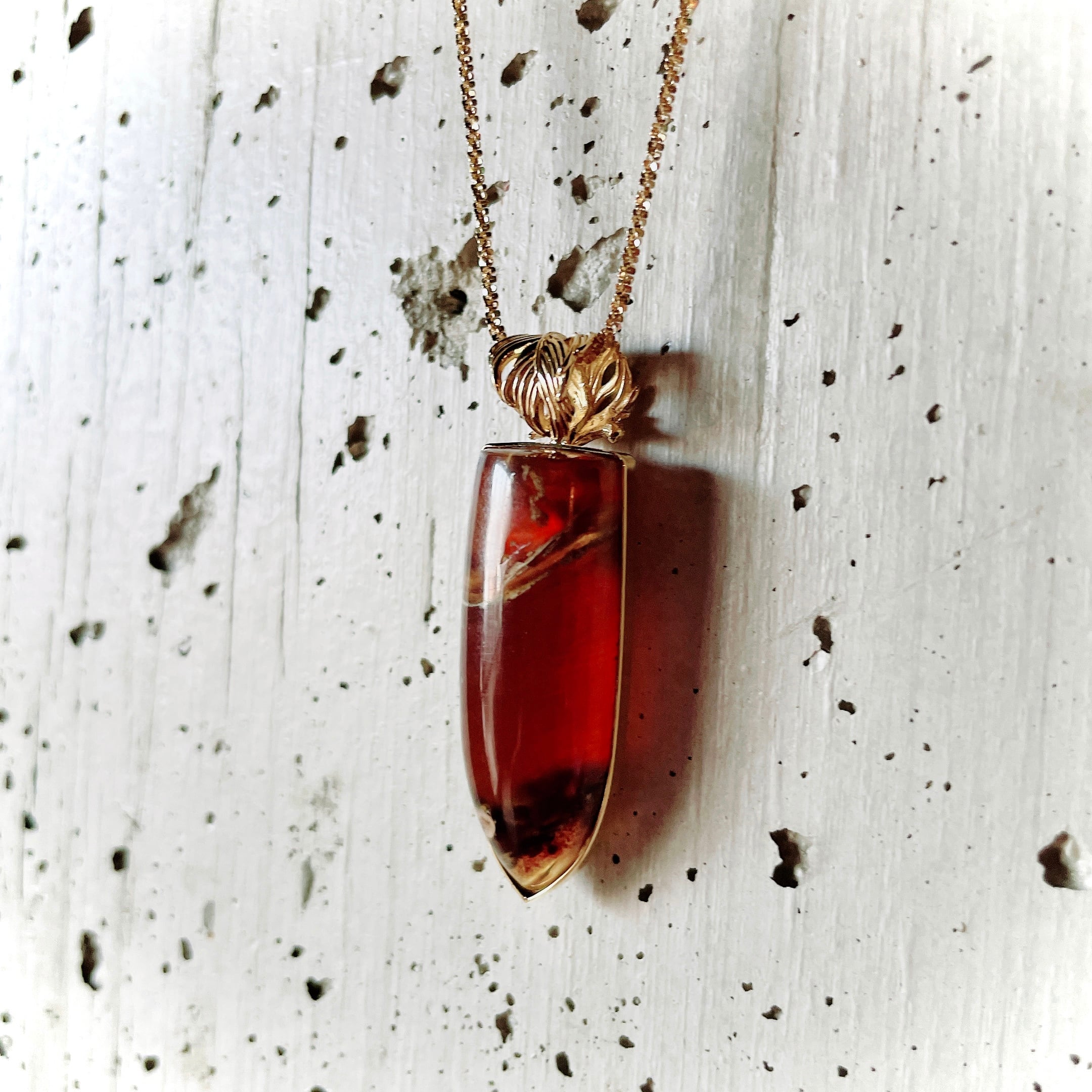 琥珀の破魔矢ペンダント | 博物ジュエリー E.JXOGA