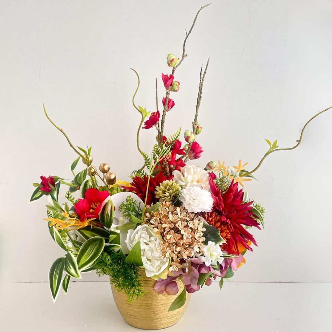 正月アレンジ｜金彩ゴールド器に咲く華やぎの和花たち・通年飾れる