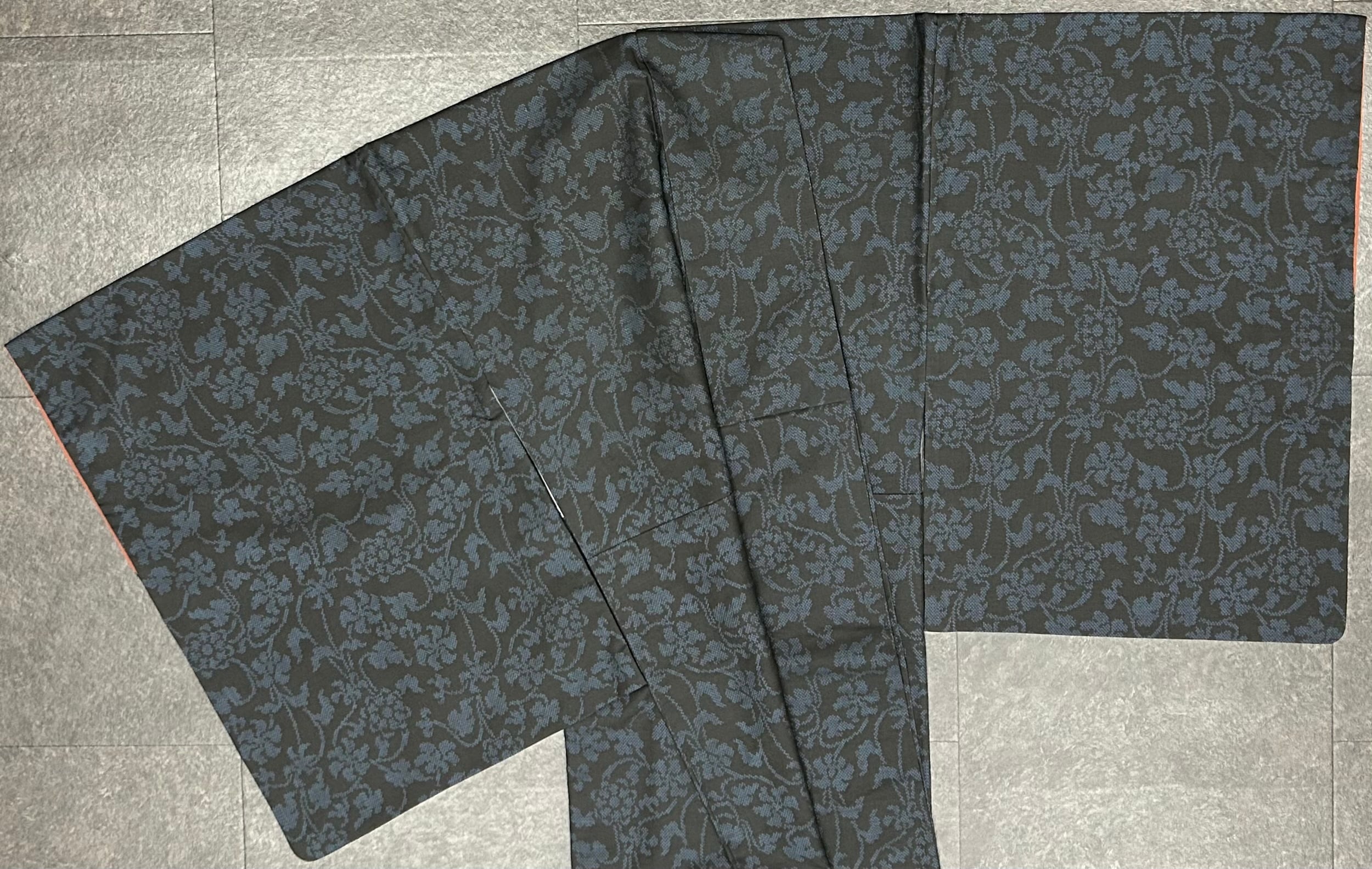 大島紬 黒に近い紺色地に藍色 おしゃれな草花模様 証紙つき 裄丈68