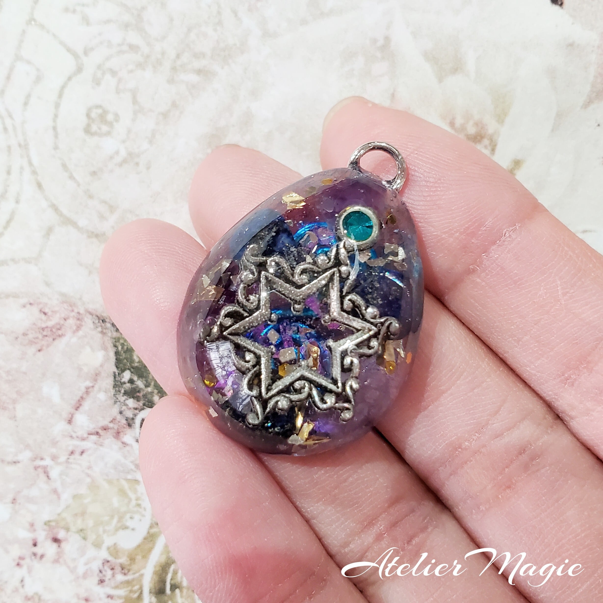 RUKURUKU/花火を眺める窓辺の親子キツネ オルゴナイトキーホルダー