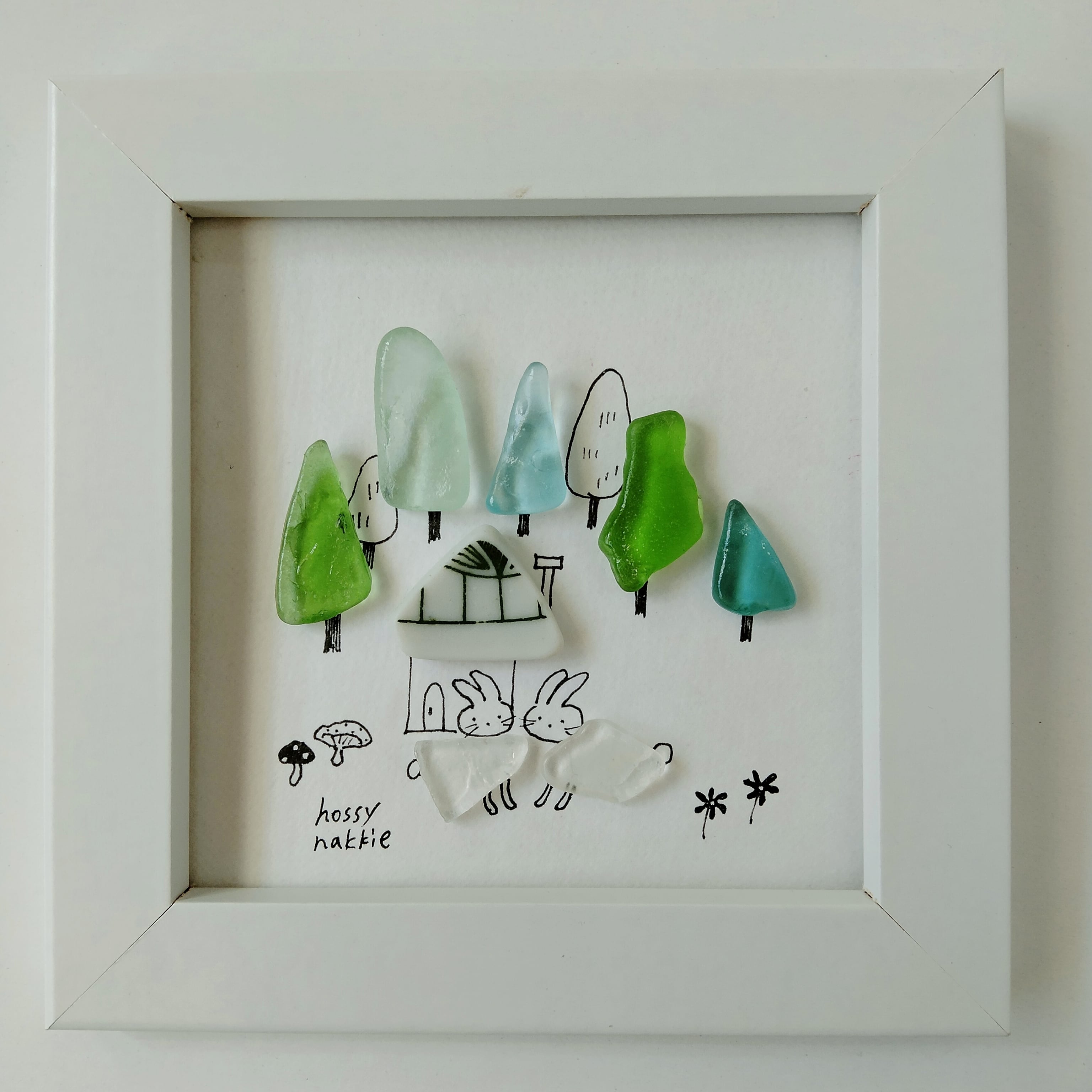 シーグラスアート「うさぎが住む森」 ミニ額 イラスト 家 森 木 うさぎ