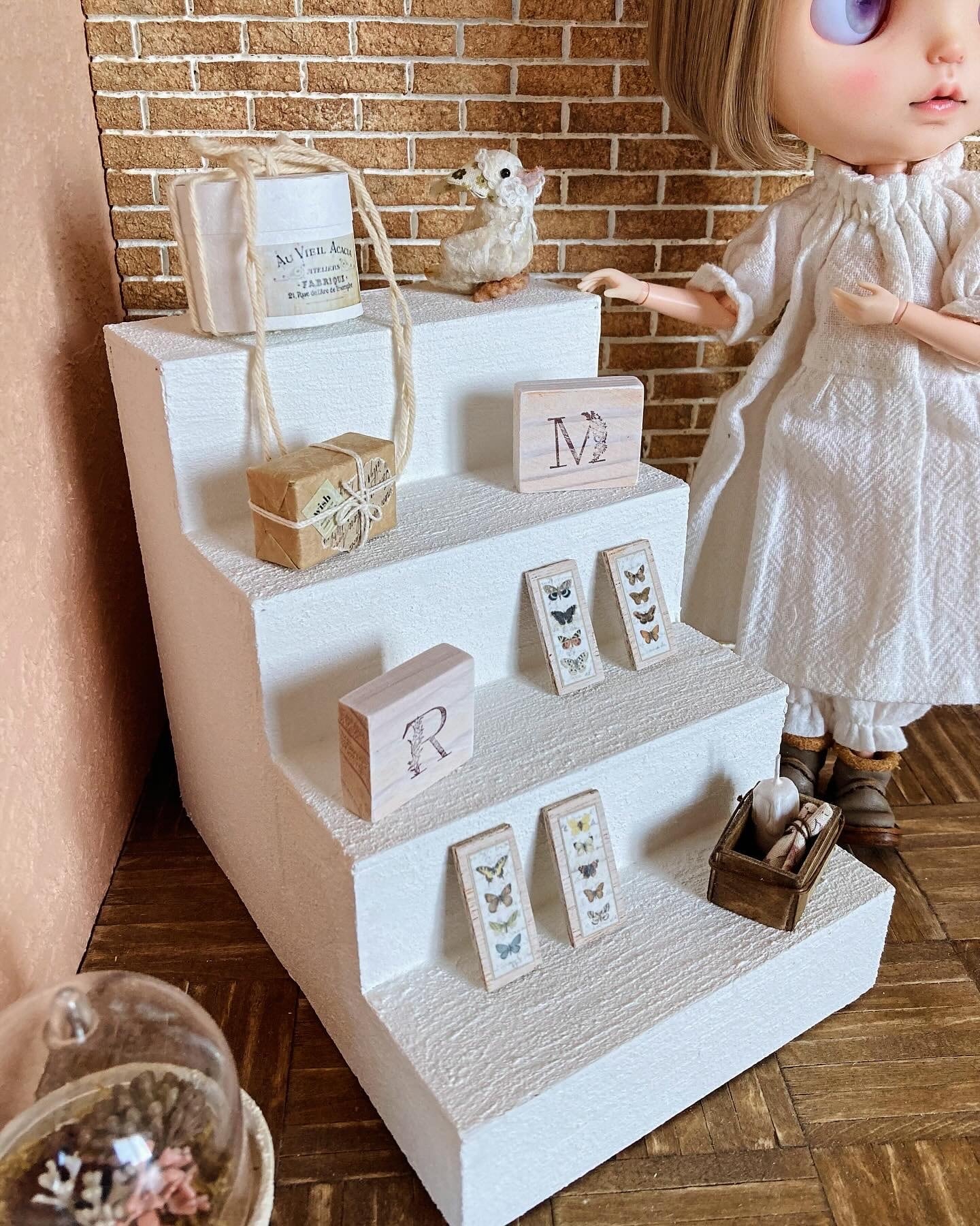 シンプルな木製ホワイトの階段 ミニチュア ドールハウス 背景ボード 壁