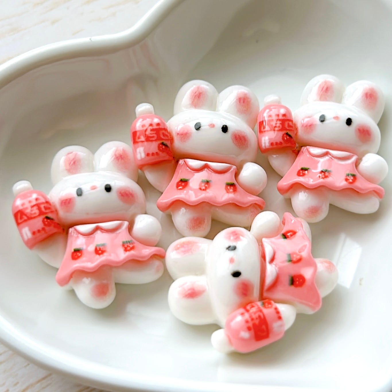 いちごジュースを持ったウサギのデコパーツ 4個セット (A16）/ うさぎ