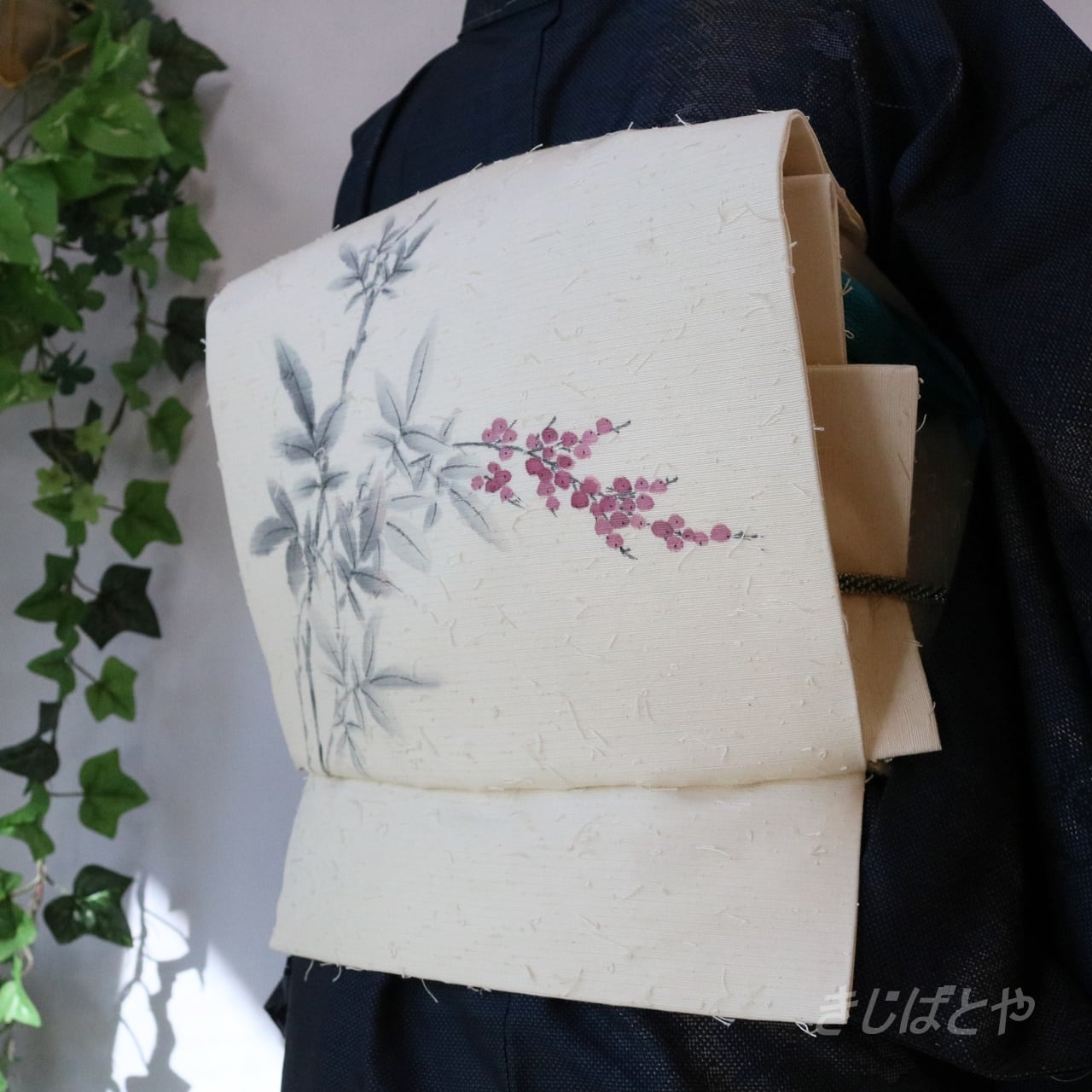 正絹ひげ紬 白地に赤い実のなごや 作家物 | きじばとや