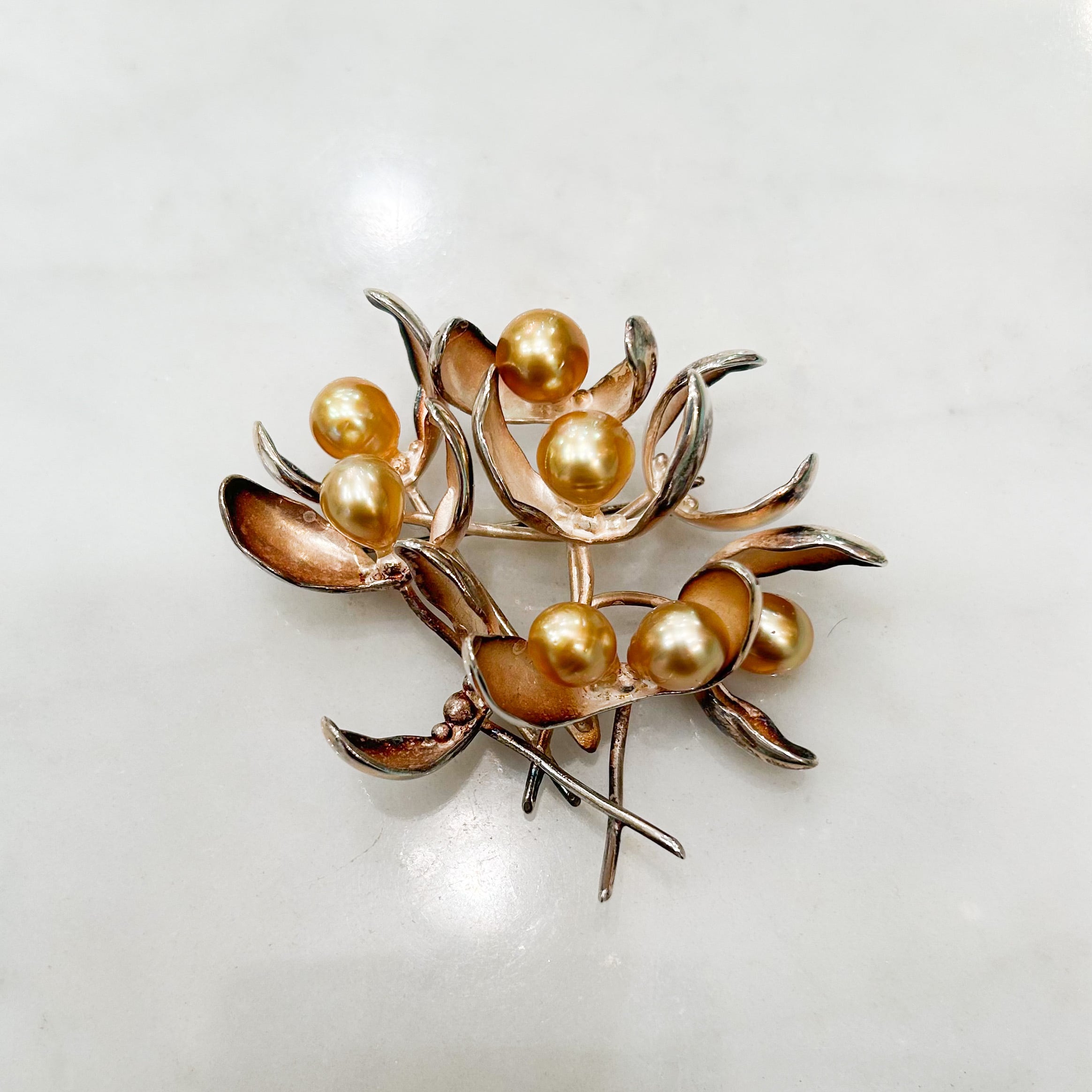 シルバーと南洋ゴールドバロックパールのヤドリギのブローチ | Akio Mori