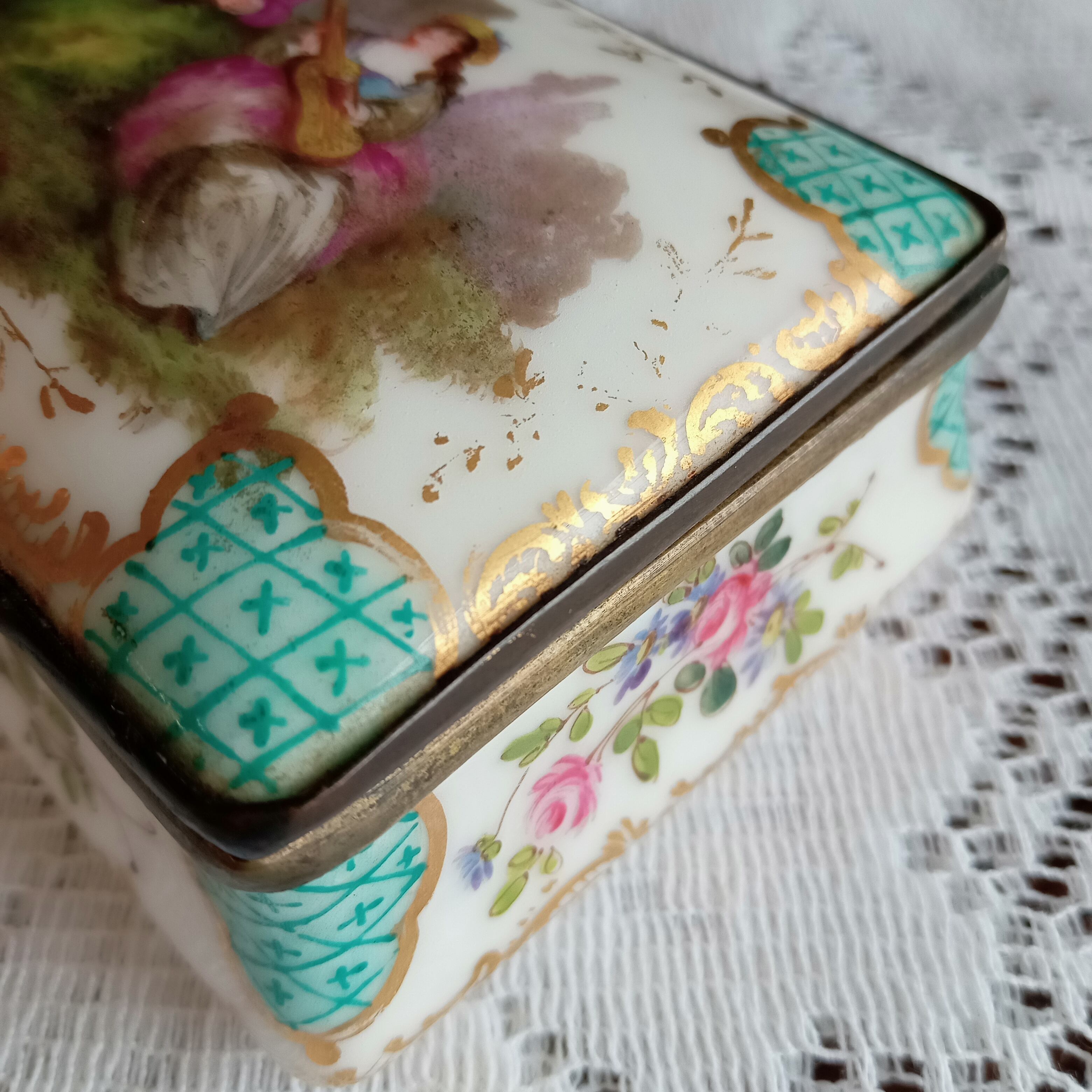 トリンケットボックス 小物入れ 古典金彩装飾 2人の男女の肖像が描かれ