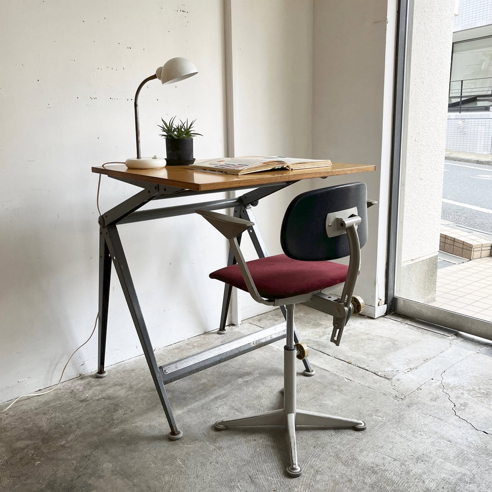 Friso Kramer (フリゾ・クラマー) Drafting Arm Chair for Ahrend de