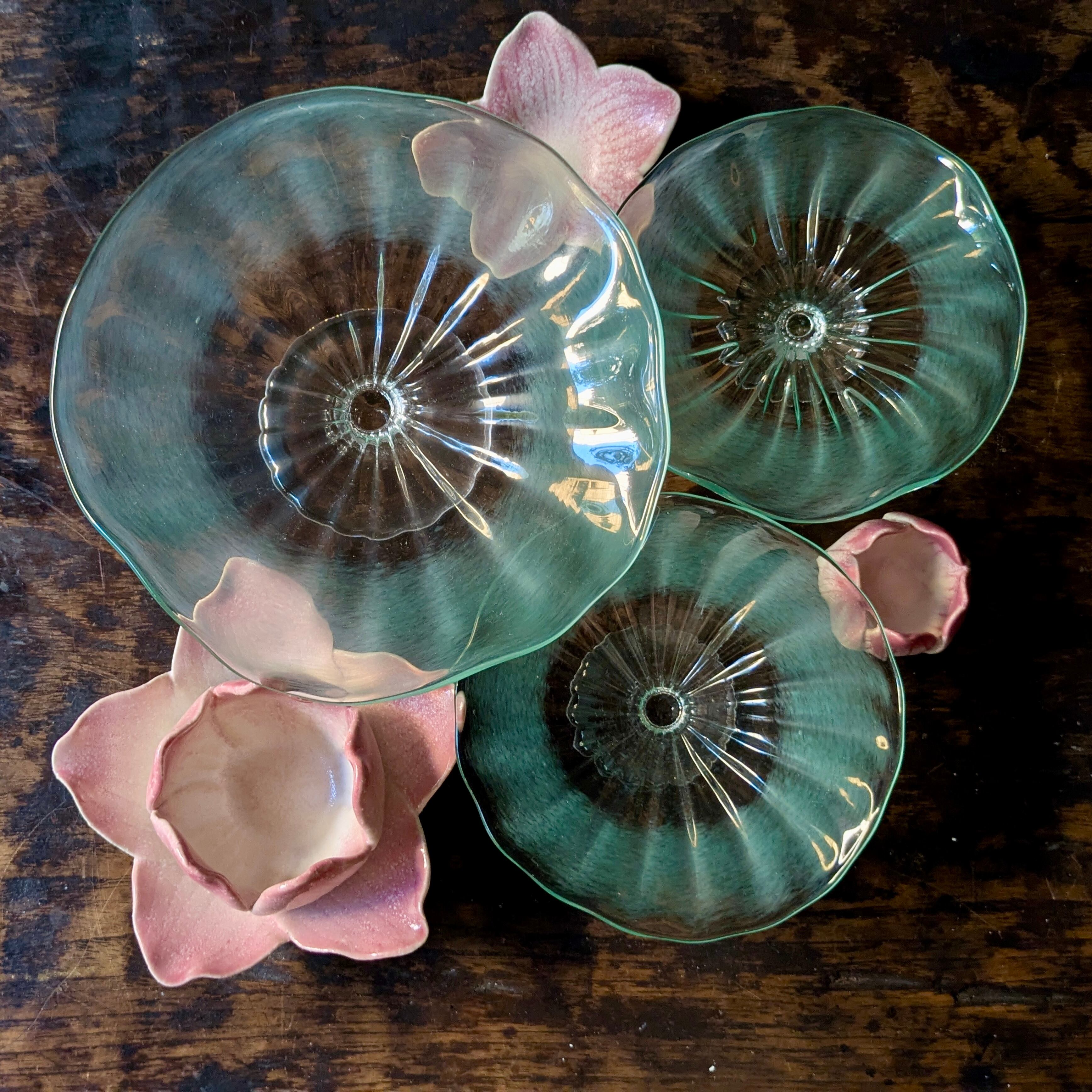 25夏】蓮 ガラス プレート 足付 (幅 18.5 cm) | TSUNE;田中恒子の器